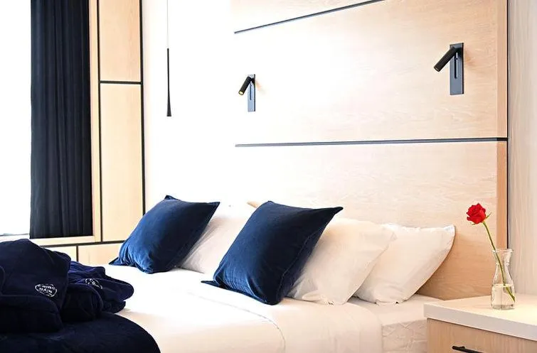 Bed in Cribs on Main