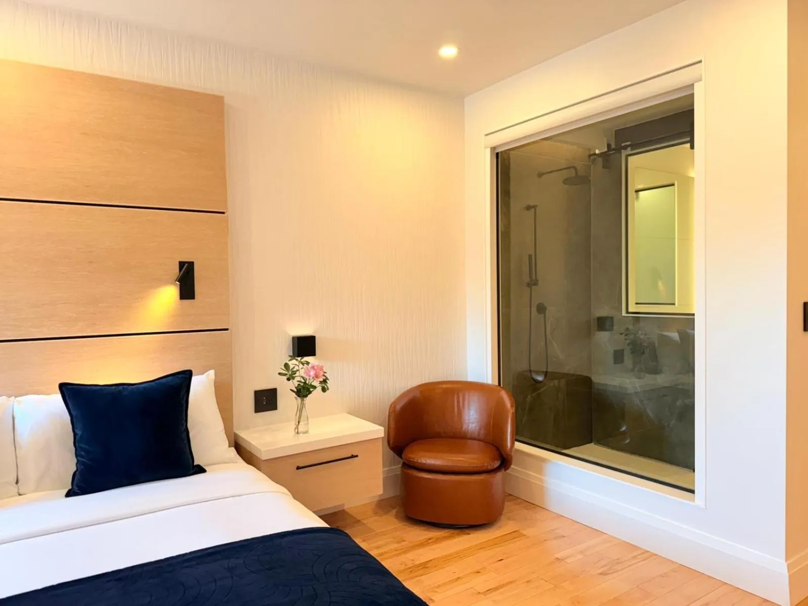 Bedroom, Bed in Cribs on Main