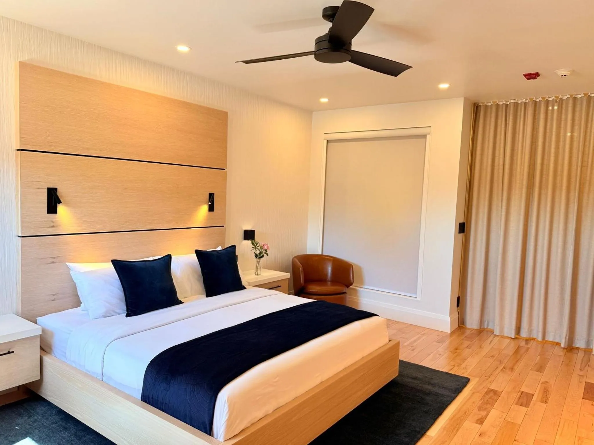 Bedroom, Bed in Cribs on Main