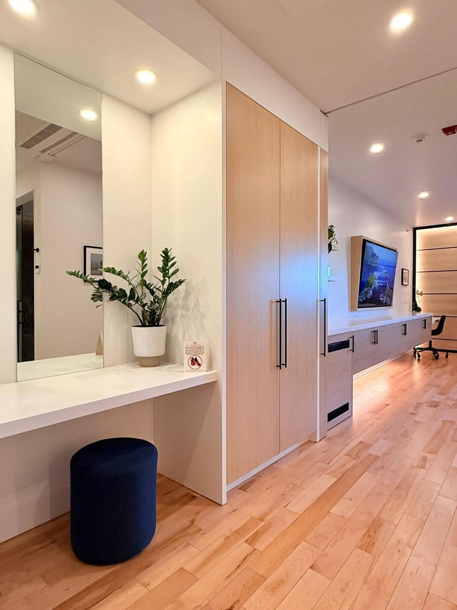 wardrobe in Cribs on Main