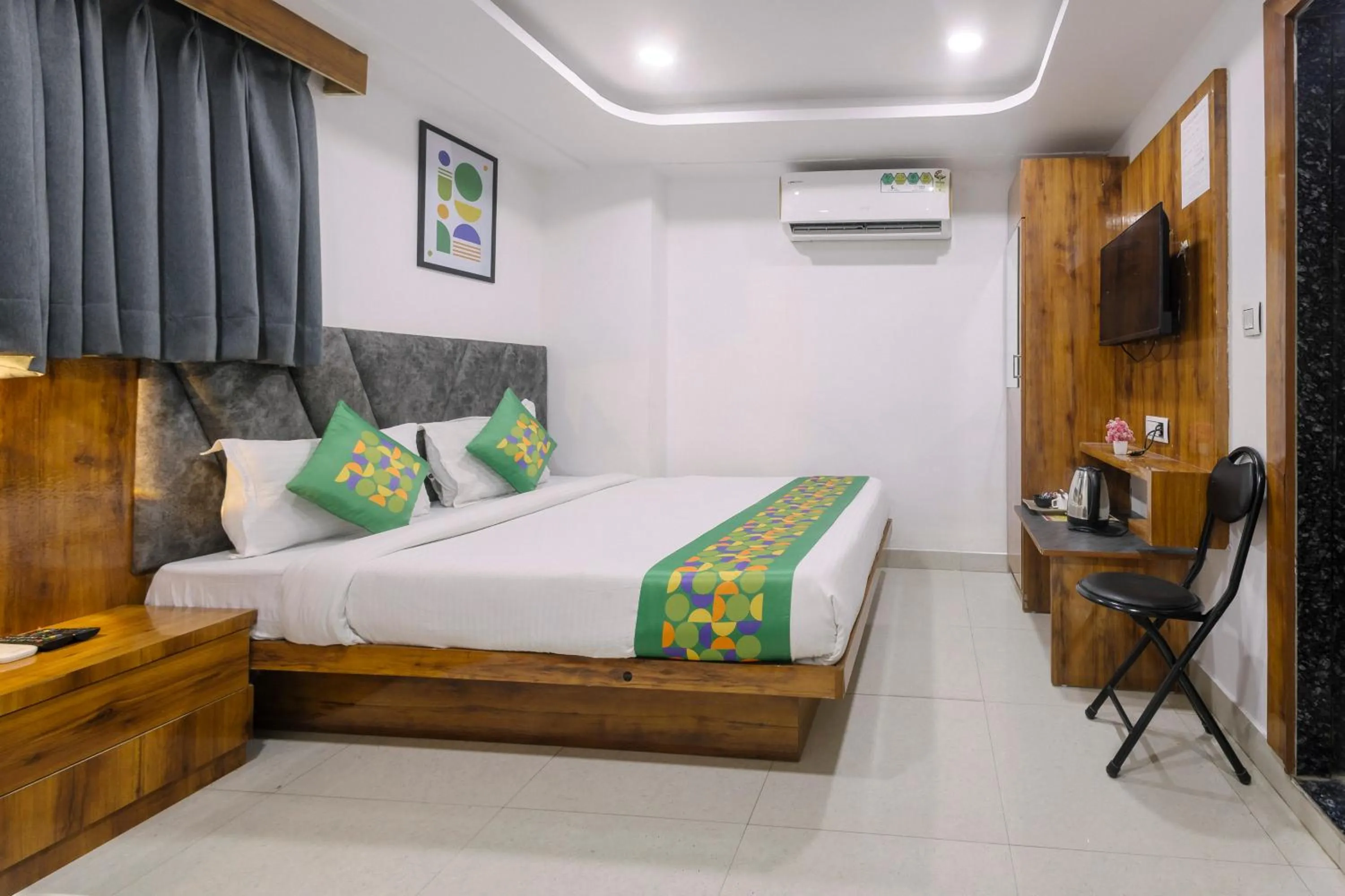 Bedroom, Bed in Treebo Prince Plaza