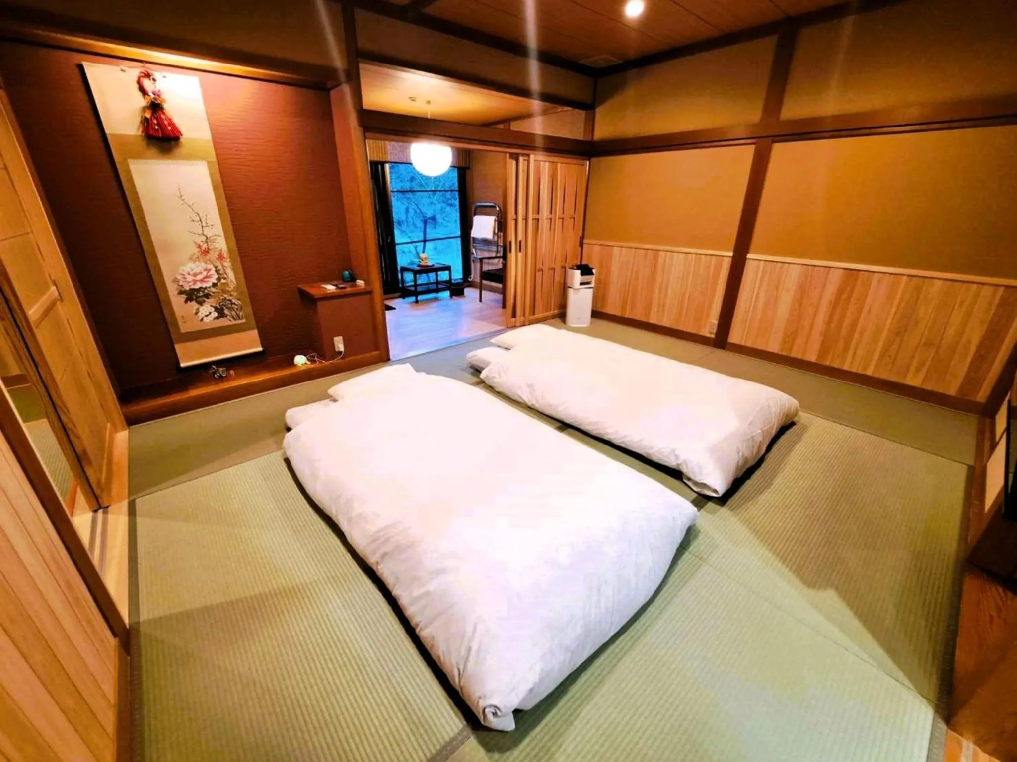 Photo of the whole room, Bed in Mizumari