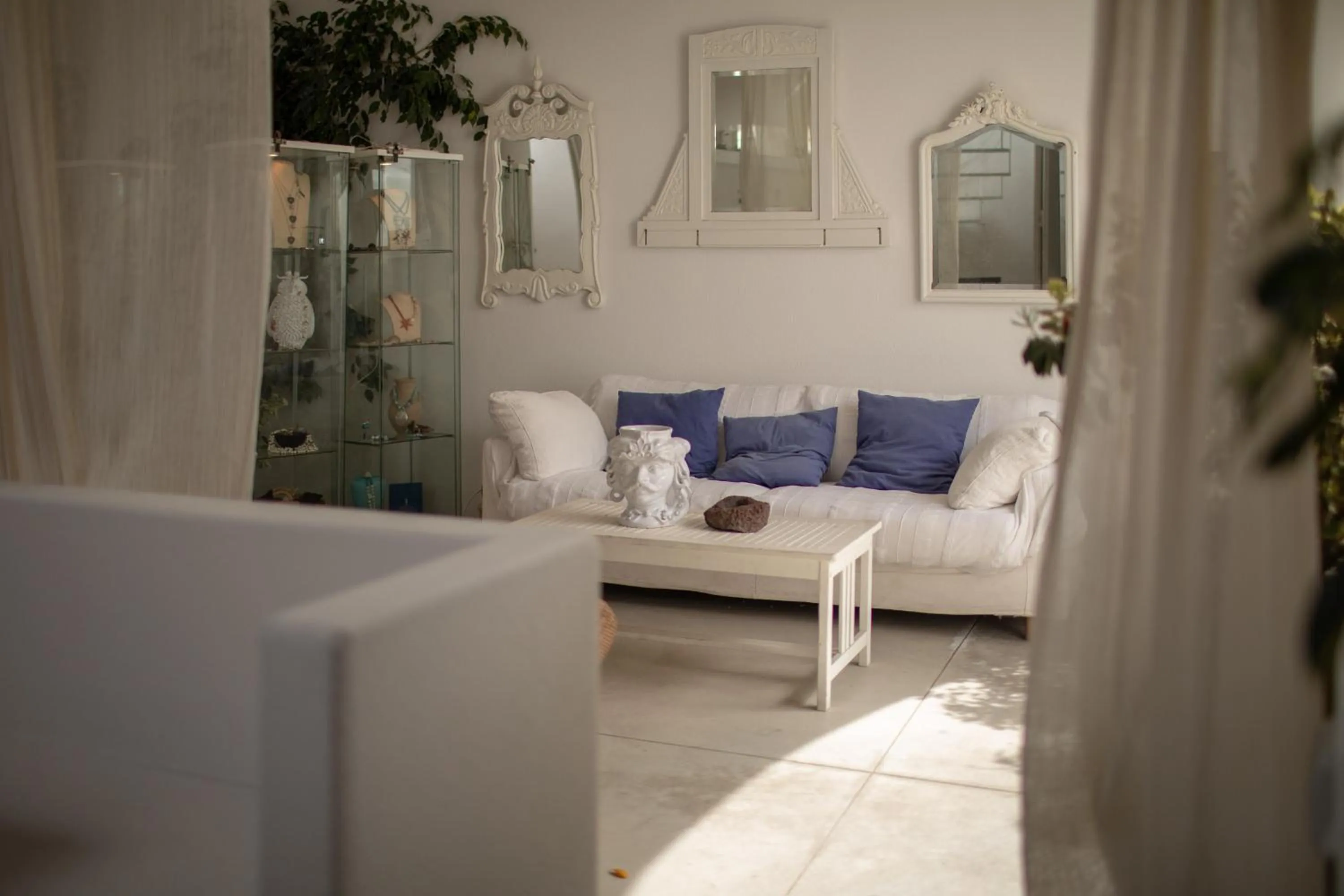 Seating area in Il Gabbiano Relais in Stromboli