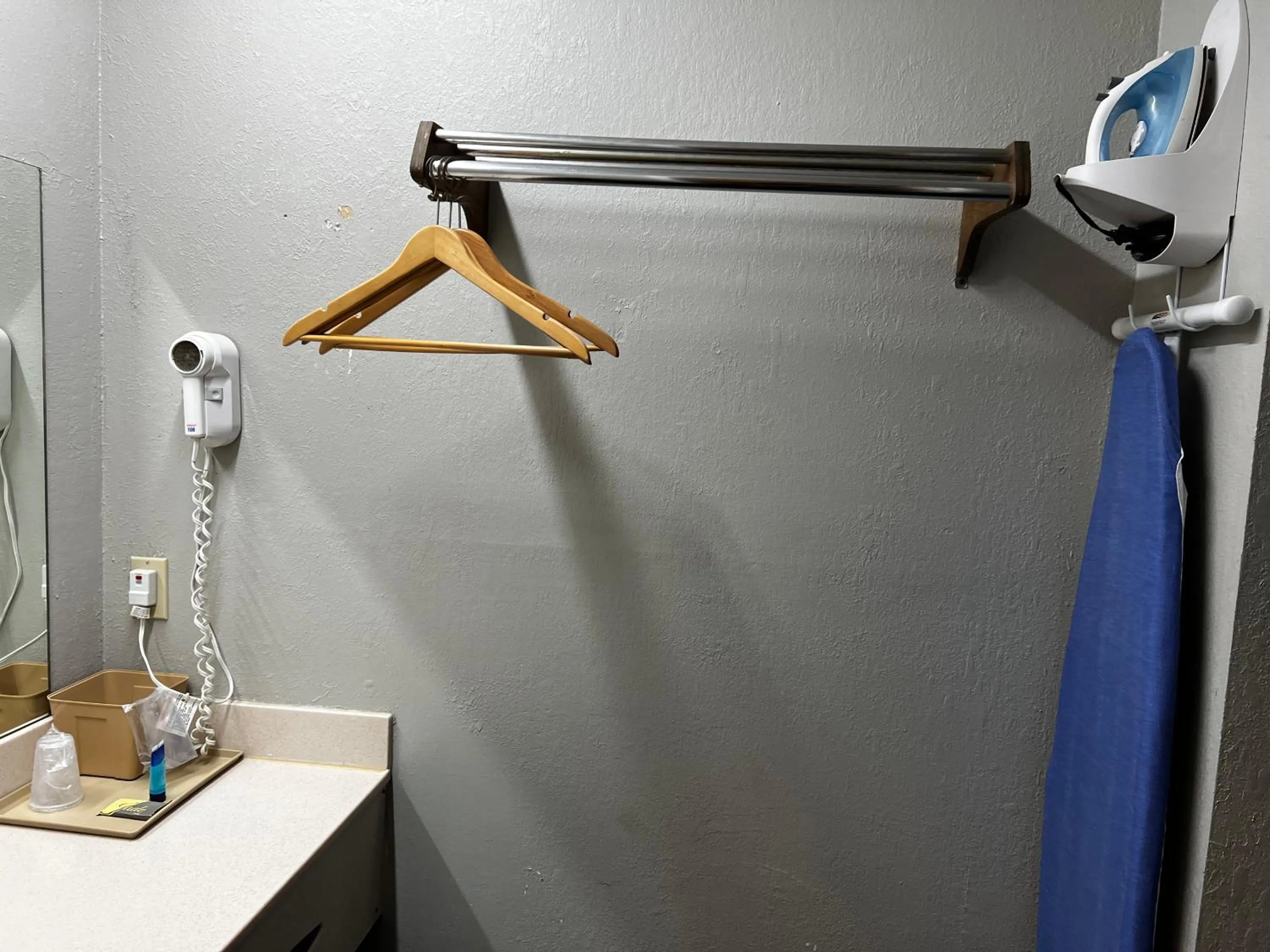 Express Inn & Suites