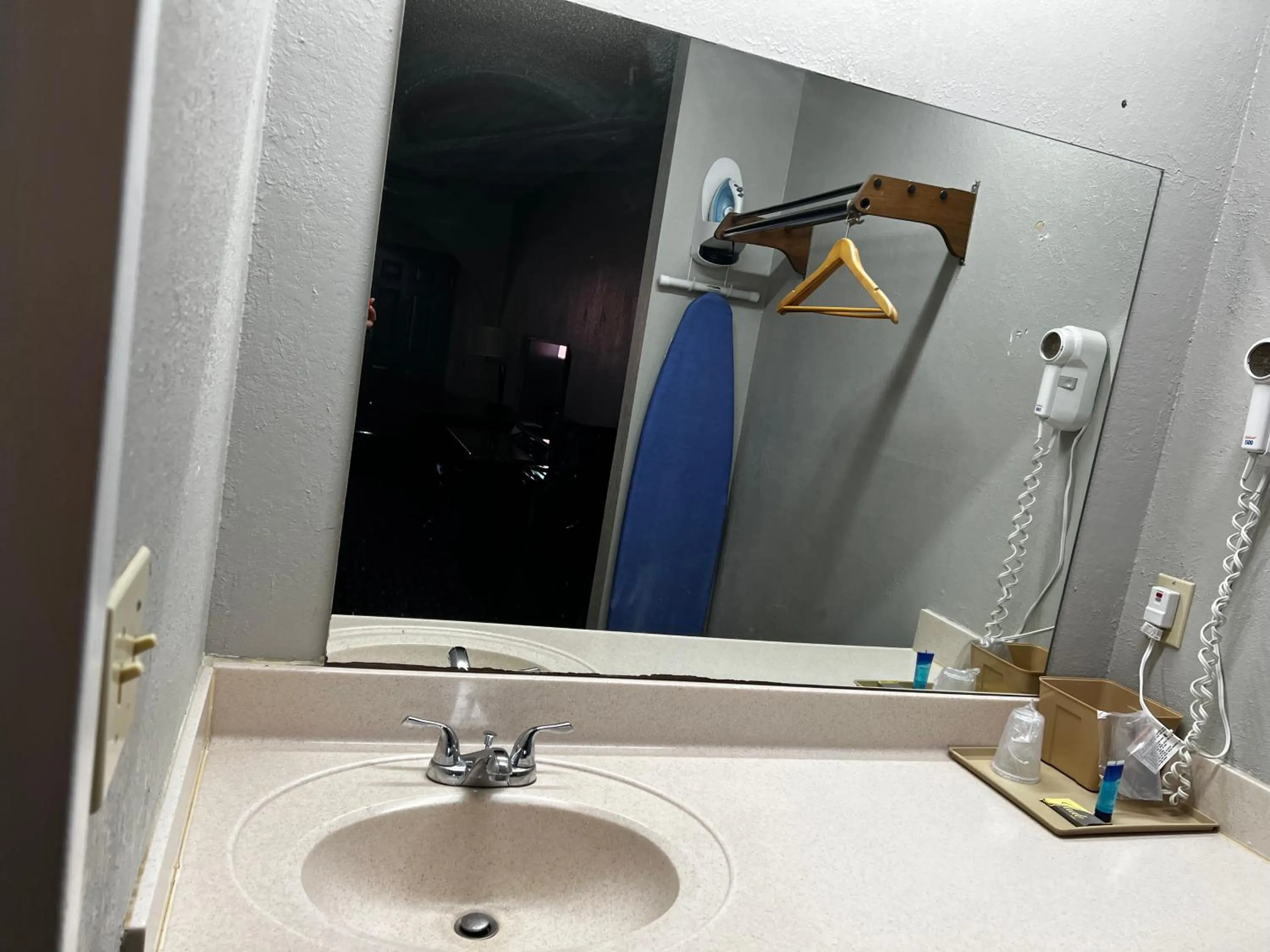 Express Inn & Suites