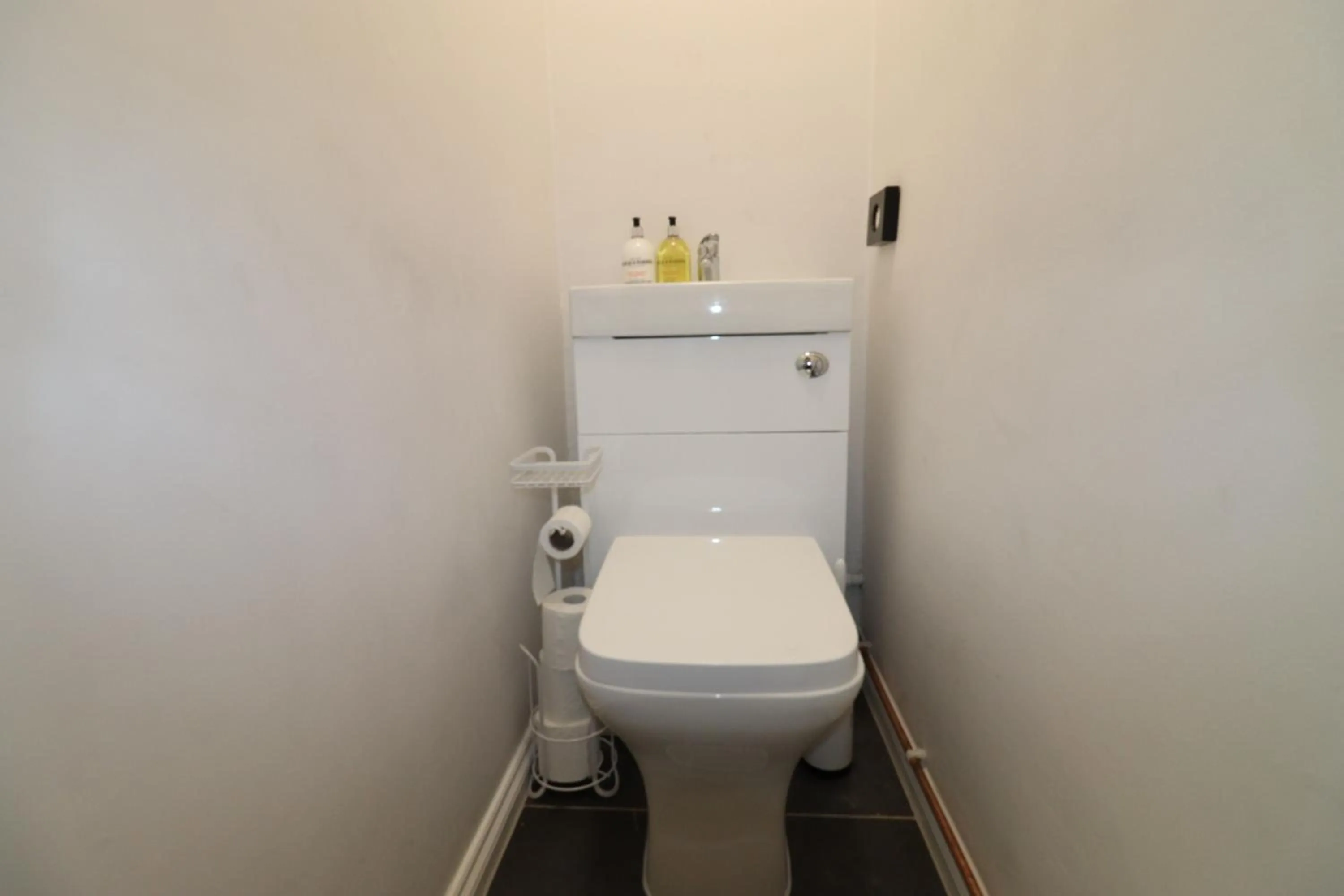 Toilet in London Central Modern Apartment Charlton