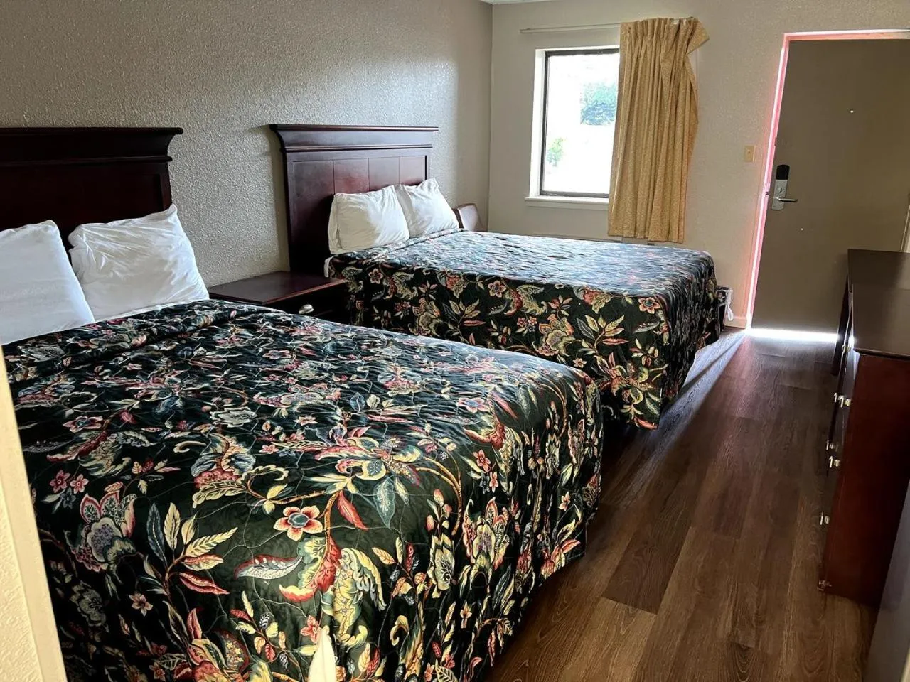Bed in Budget Plaza Motel