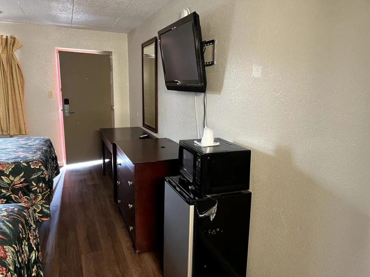 Bed in Budget Plaza Motel