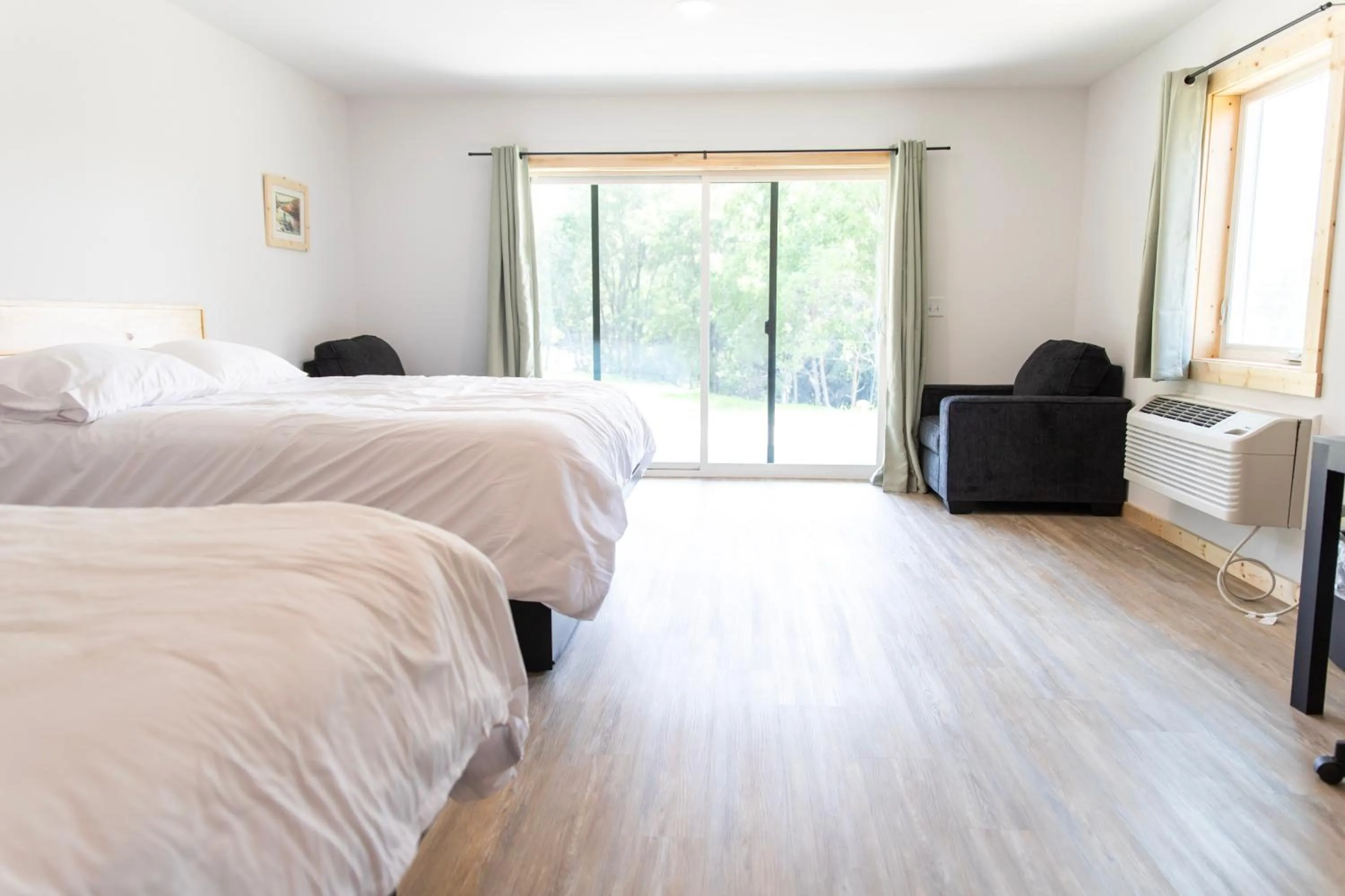 Photo of the whole room, Bed in Bluffside Gardens