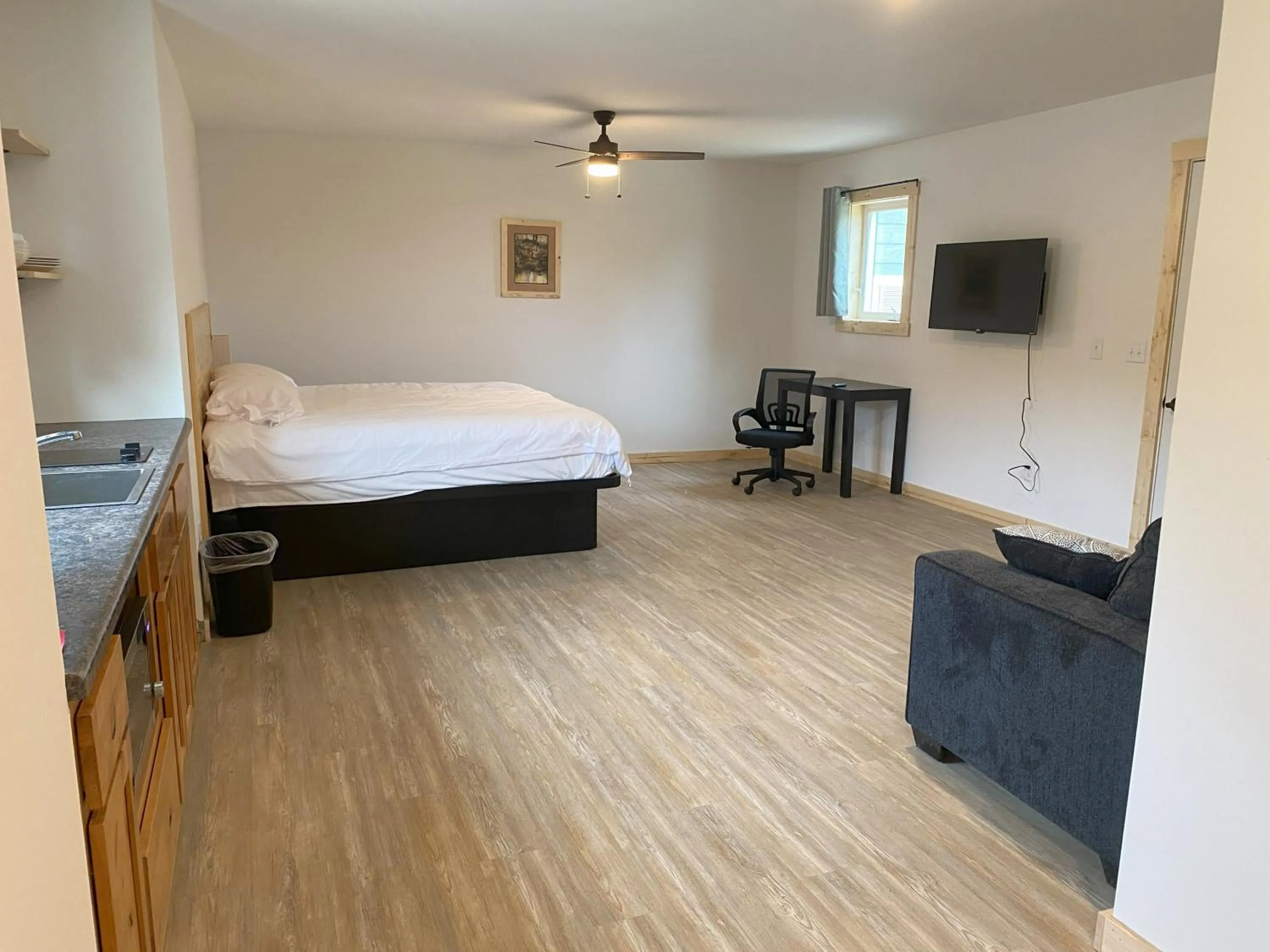 Bedroom, Bed in Bluffside Gardens