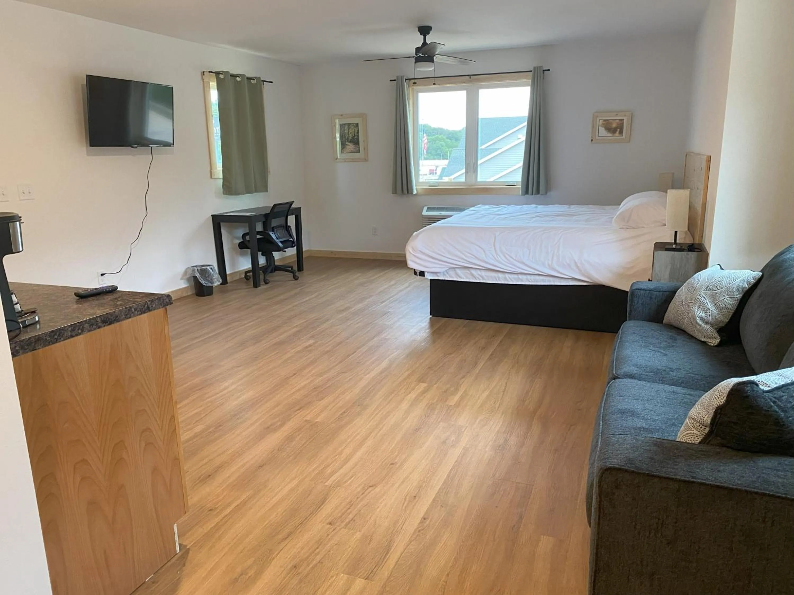 Bedroom, Bed in Bluffside Gardens