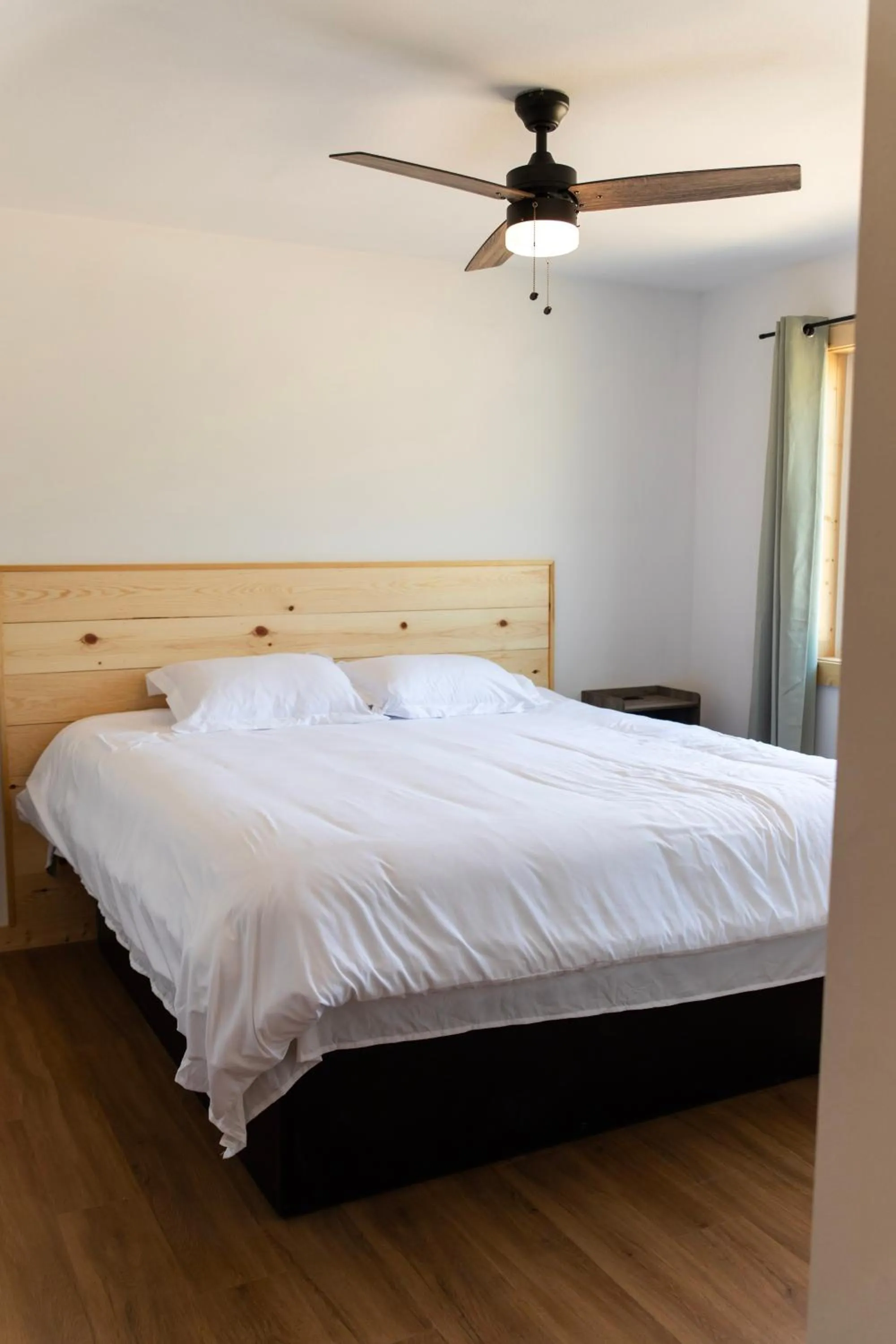 Bedroom, Bed in Bluffside Gardens