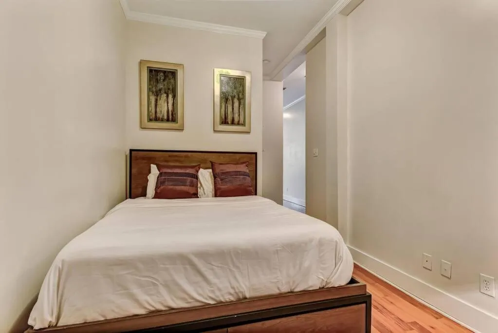 Bed in Loft steps from City Hall and River Street