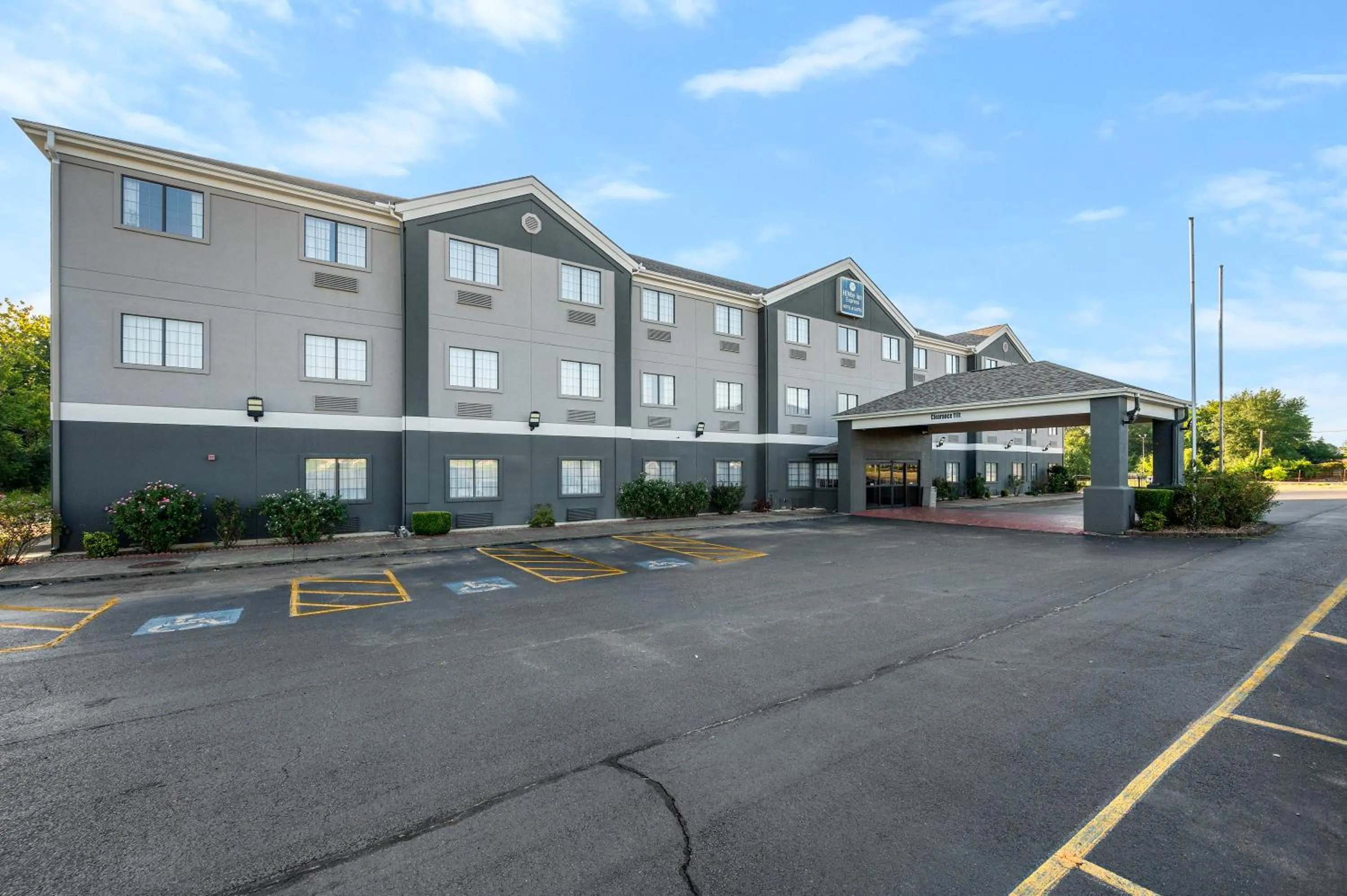 Property building in HiWay Inn Express of Broken Bow