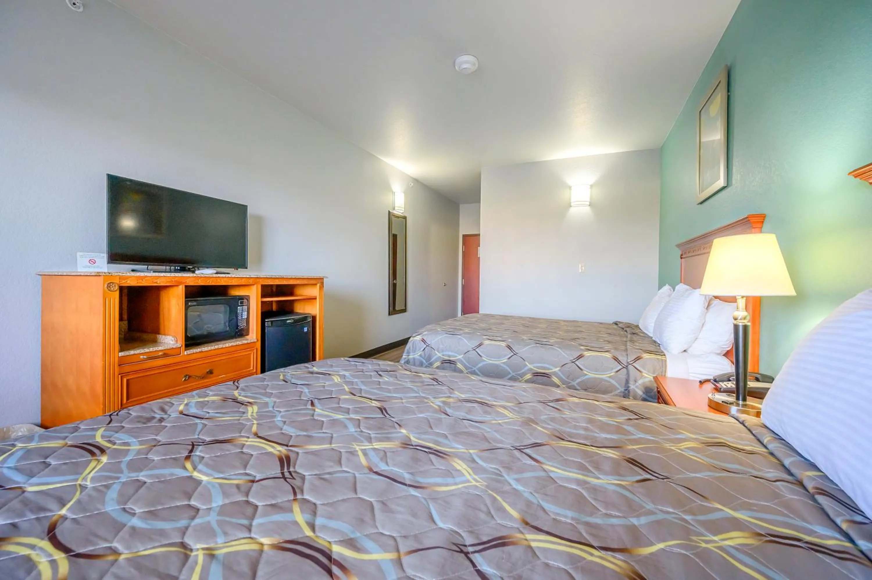 Photo of the whole room, Bed in HiWay Inn Express of Broken Bow