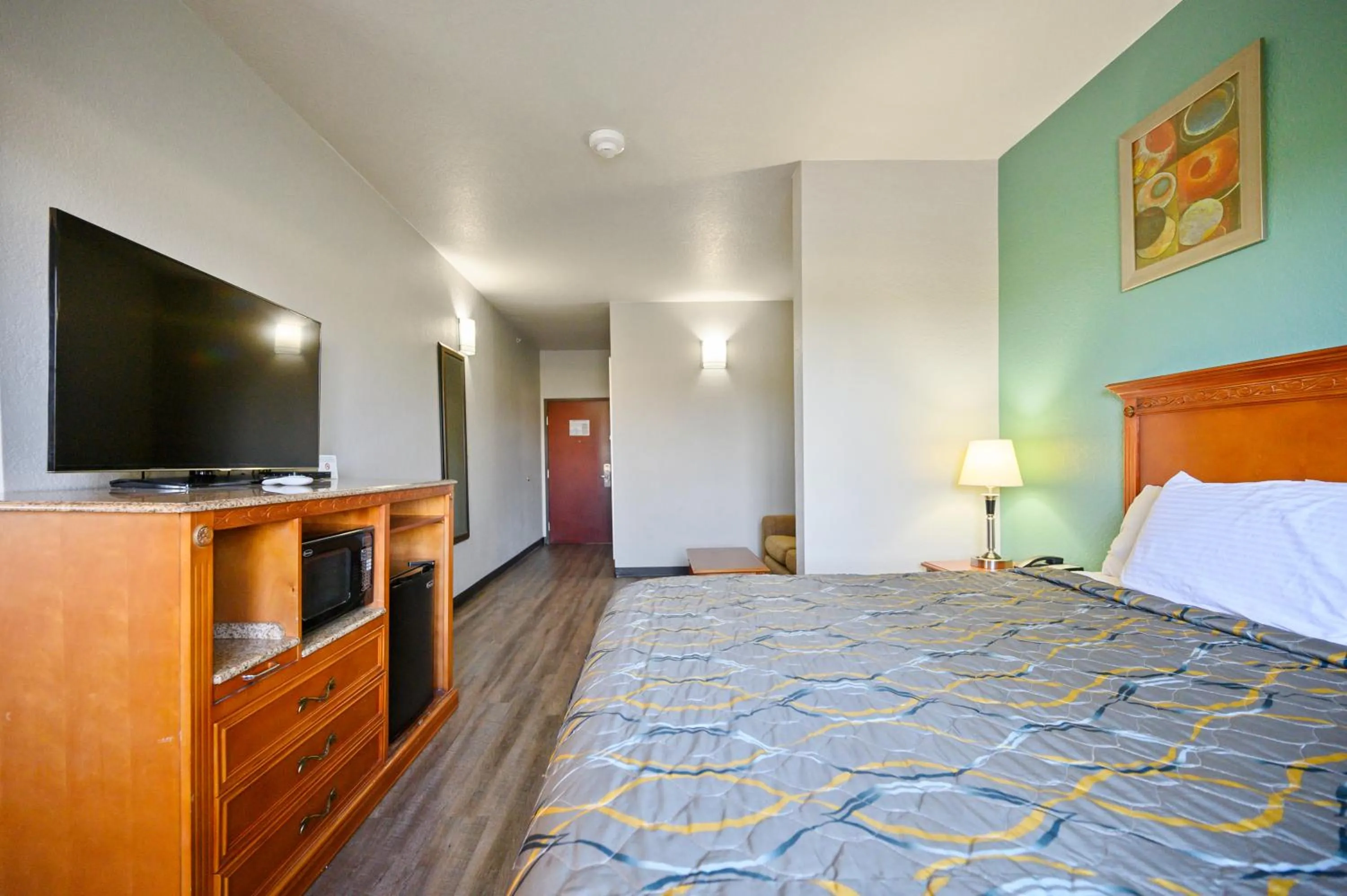 Photo of the whole room, Bed in HiWay Inn Express of Broken Bow