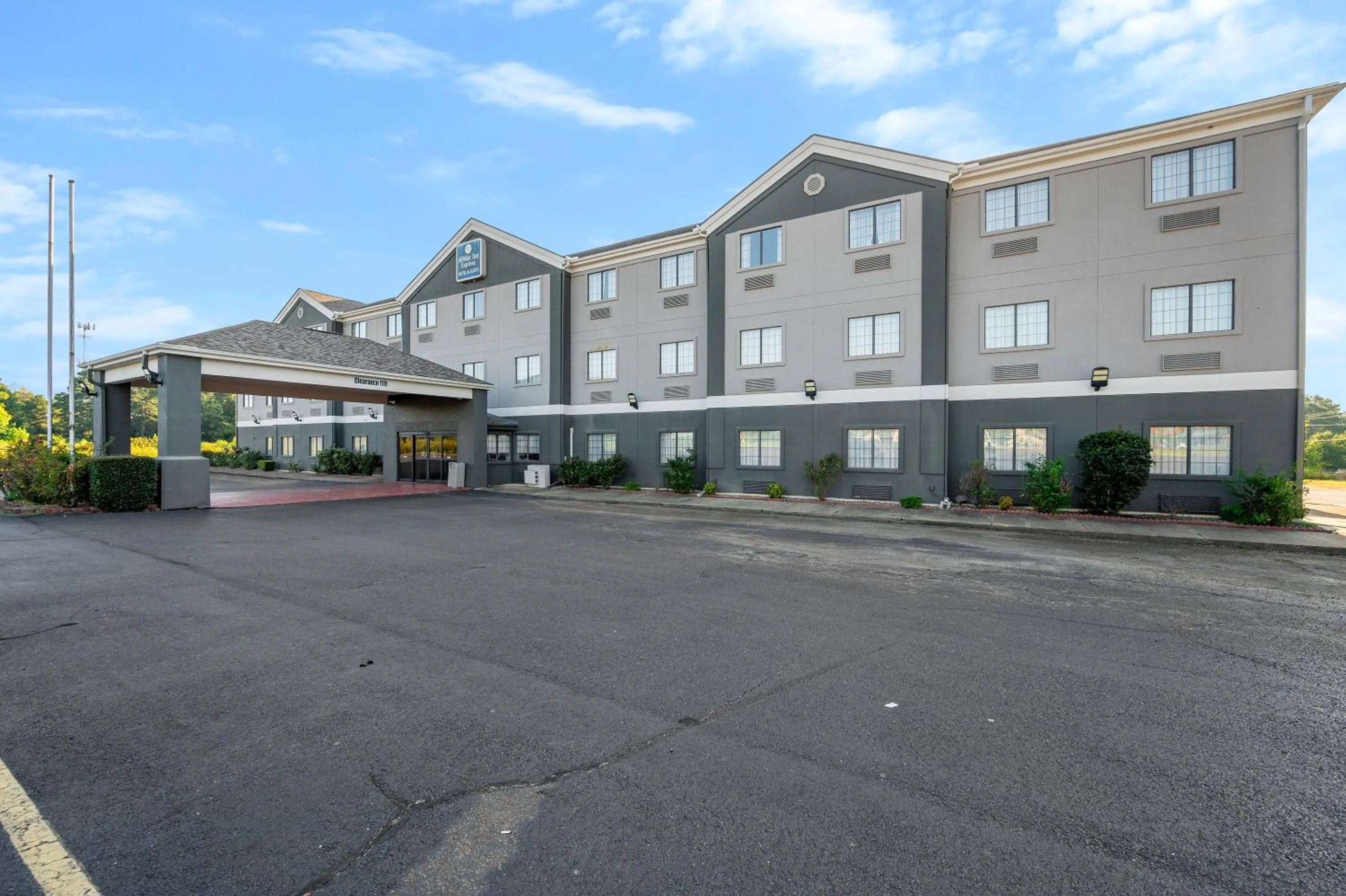 Property building in HiWay Inn Express of Broken Bow