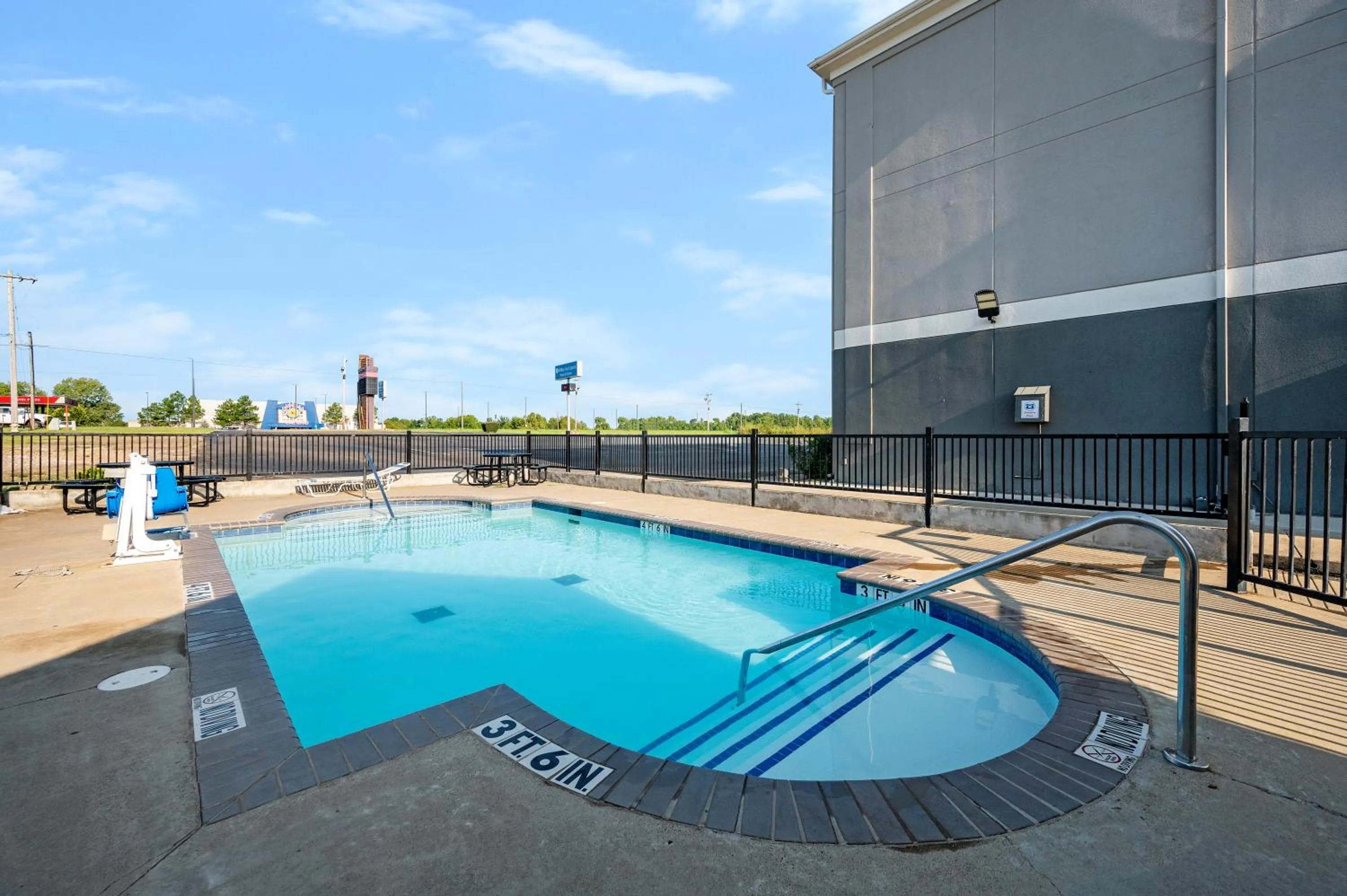Swimming pool in HiWay Inn Express of Broken Bow