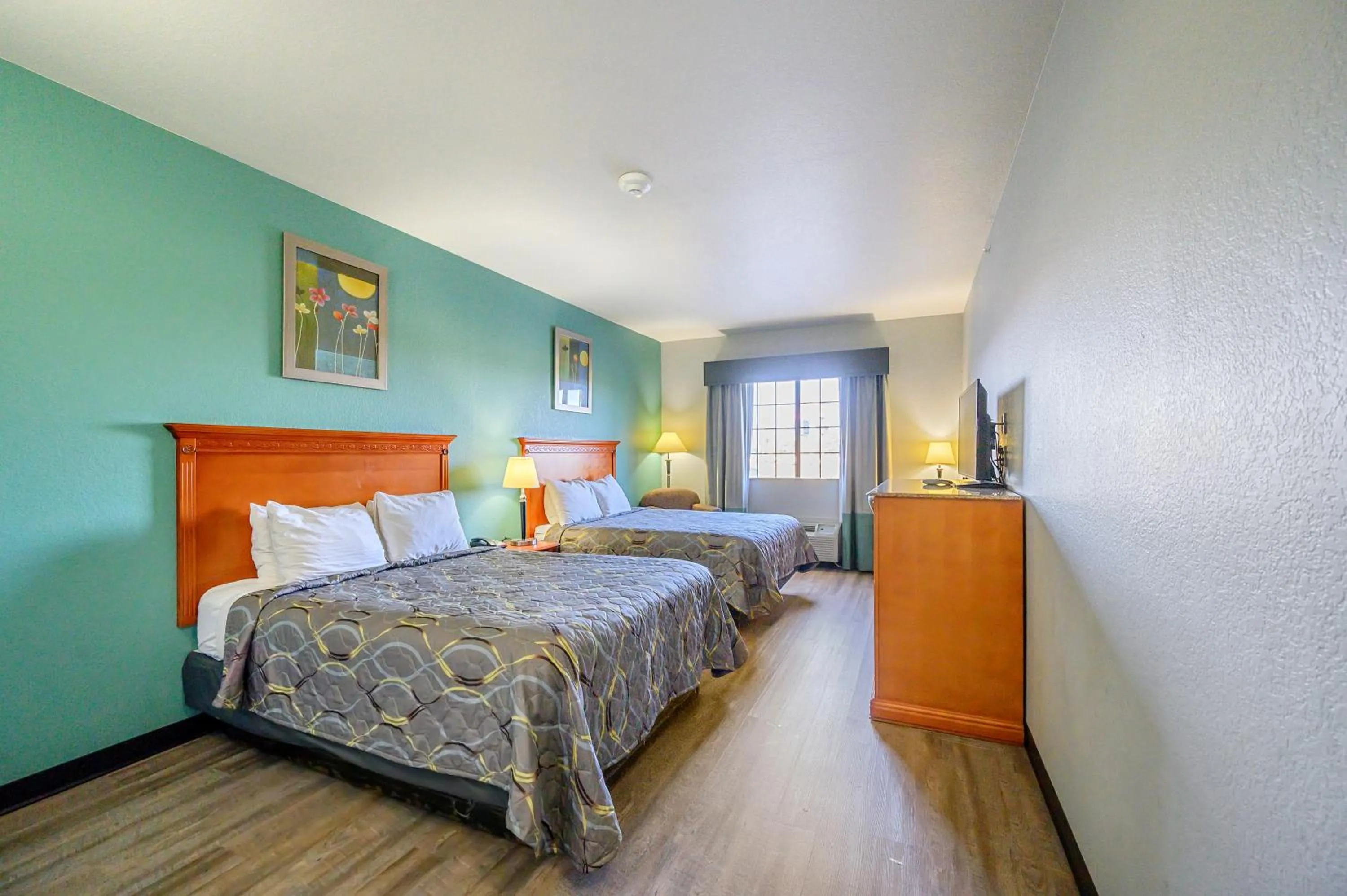 Photo of the whole room, Bed in HiWay Inn Express of Broken Bow