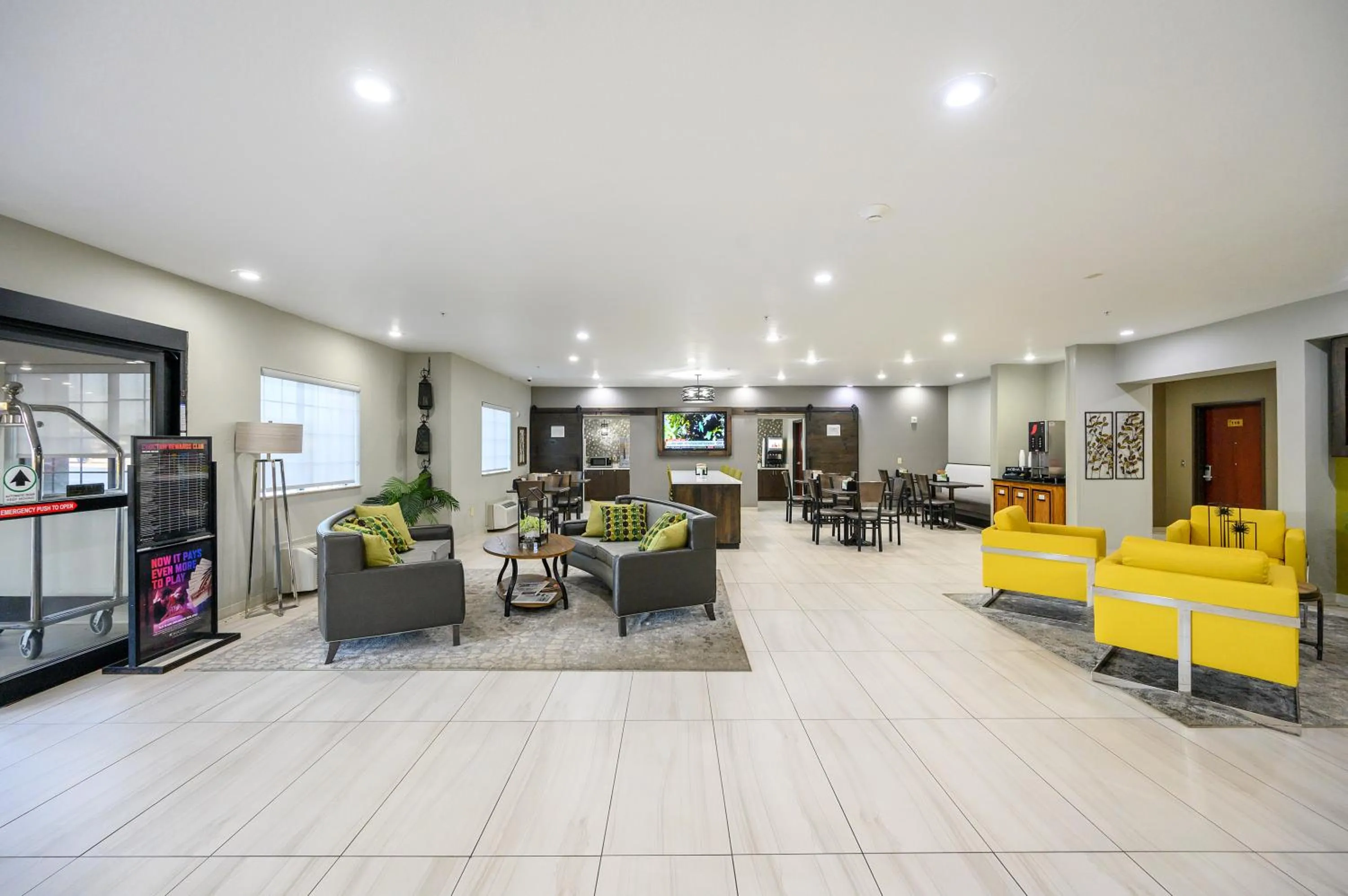 Communal lounge/ TV room in HiWay Inn Express of Broken Bow