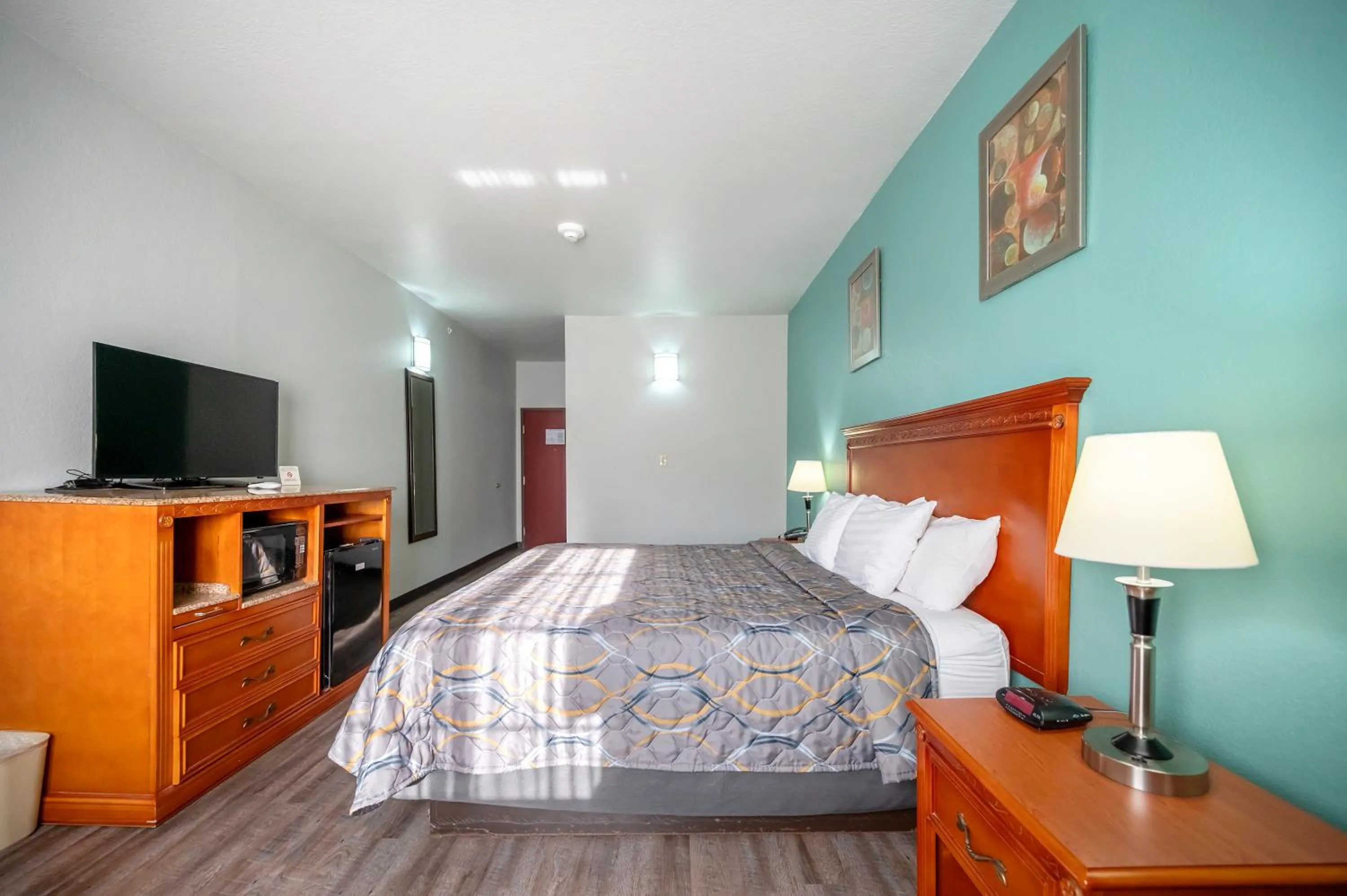 Photo of the whole room, Bed in HiWay Inn Express of Broken Bow