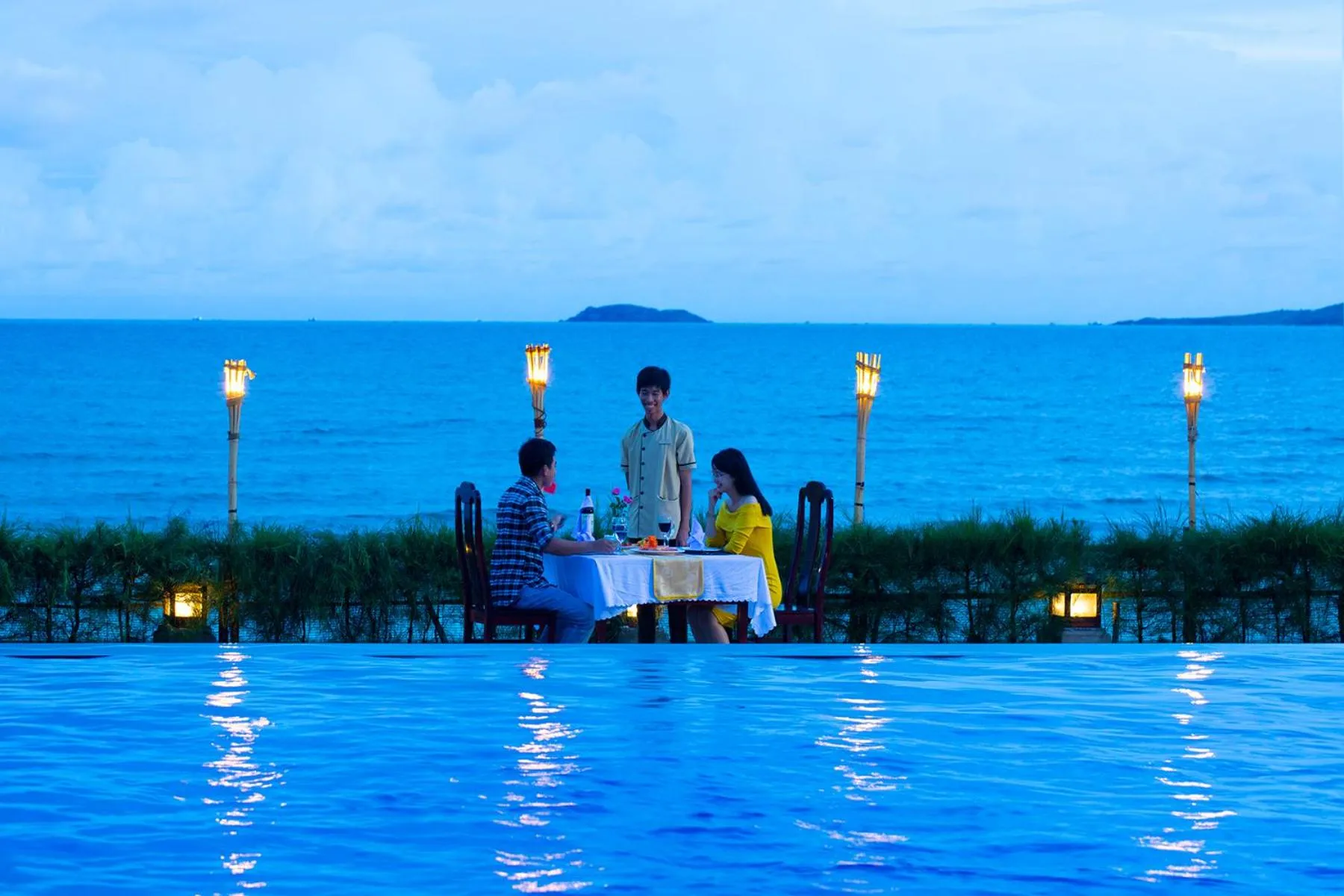 Hon Rom Central Beach Resort