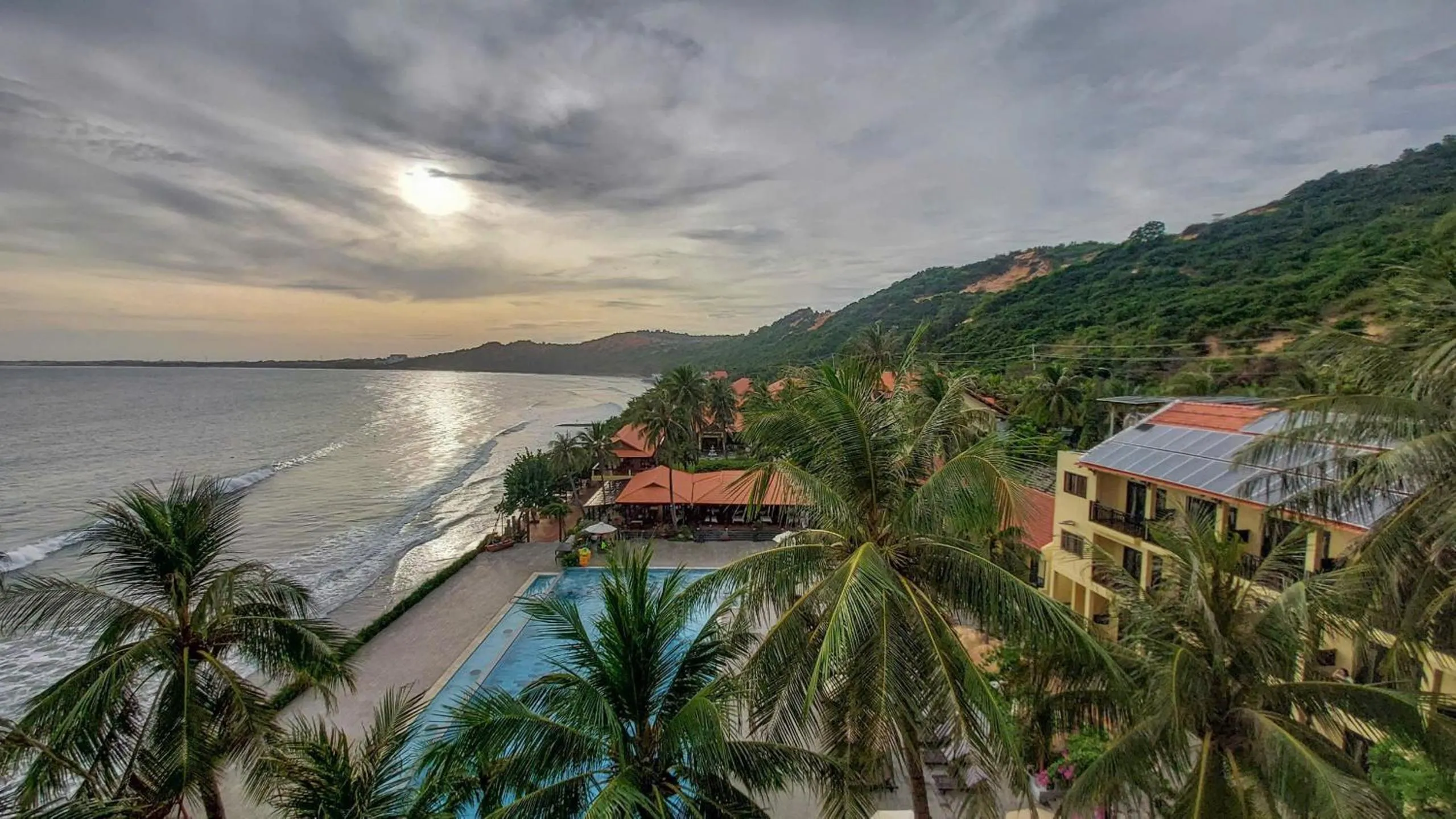 Hon Rom Central Beach Resort