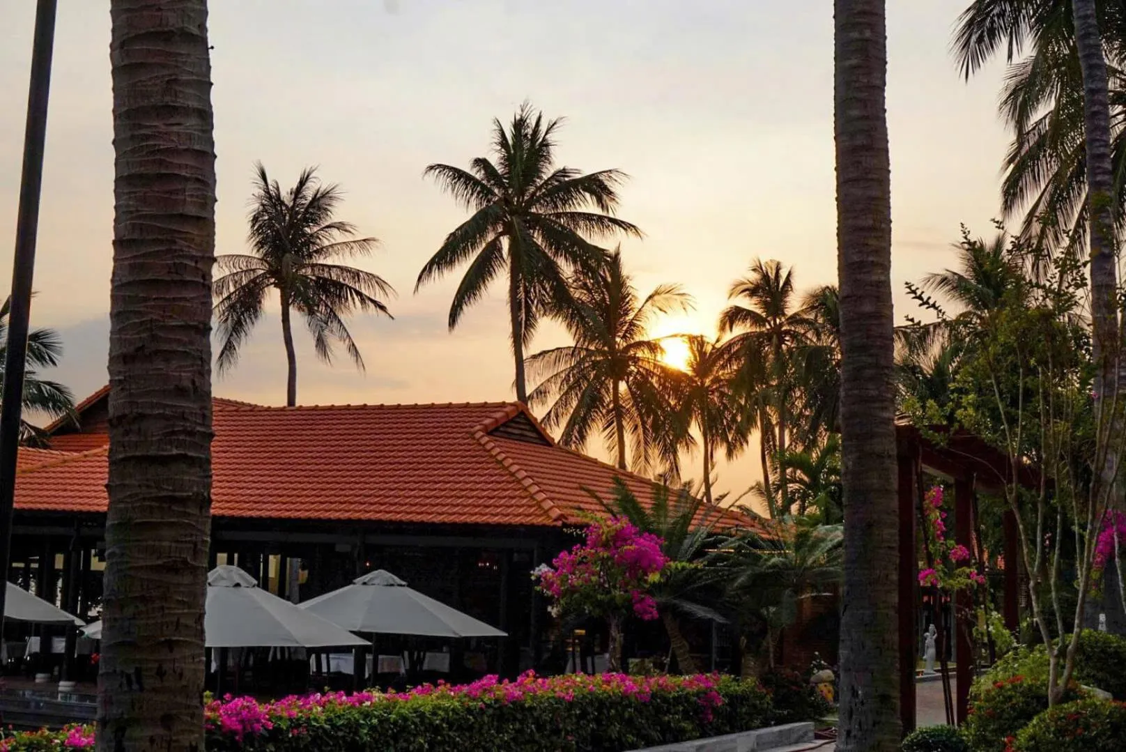 Hon Rom Central Beach Resort