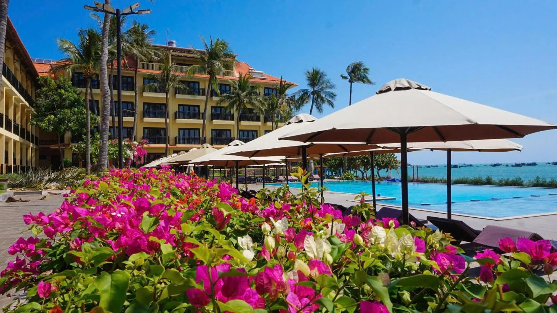 Hon Rom Central Beach Resort