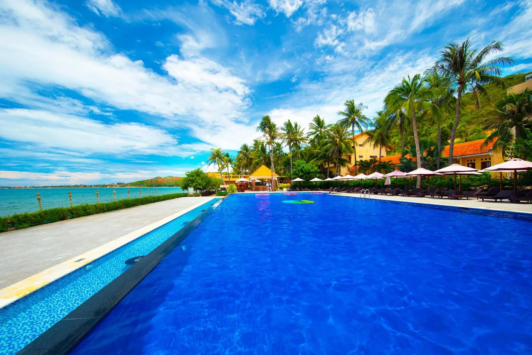 Hon Rom Central Beach Resort