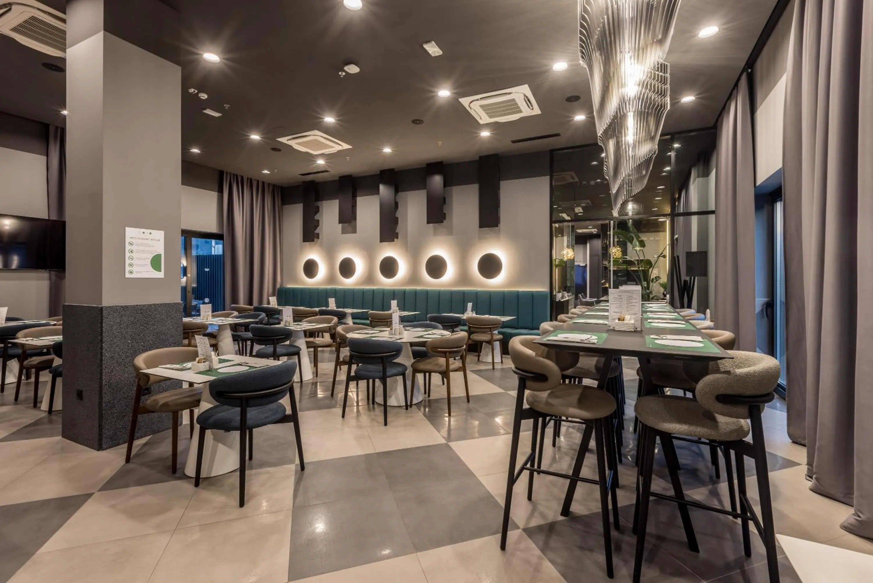 Restaurant/places to eat in Cora Hotel