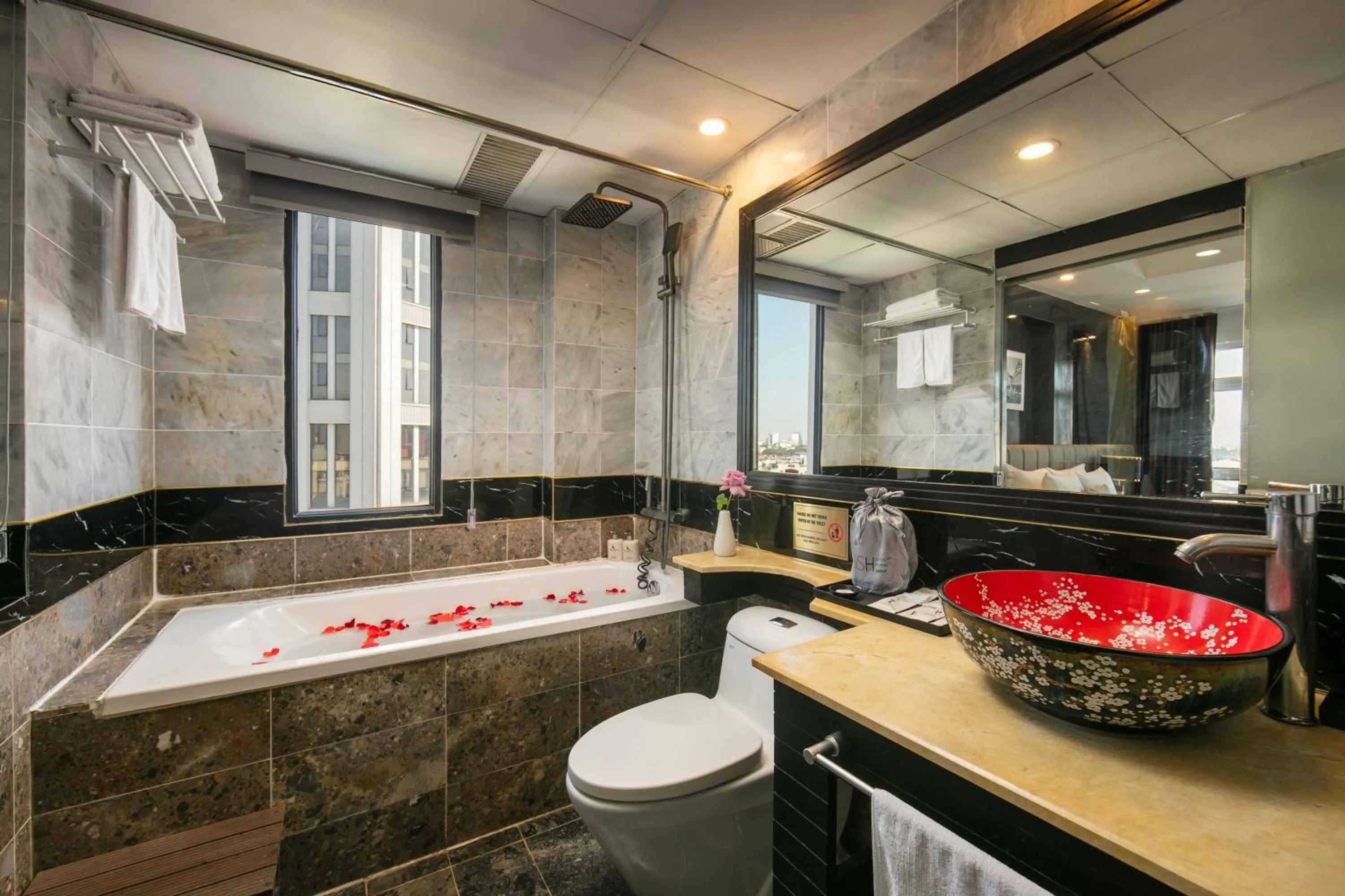 Hot Tub in Ja Cosmo Hotel and Spa