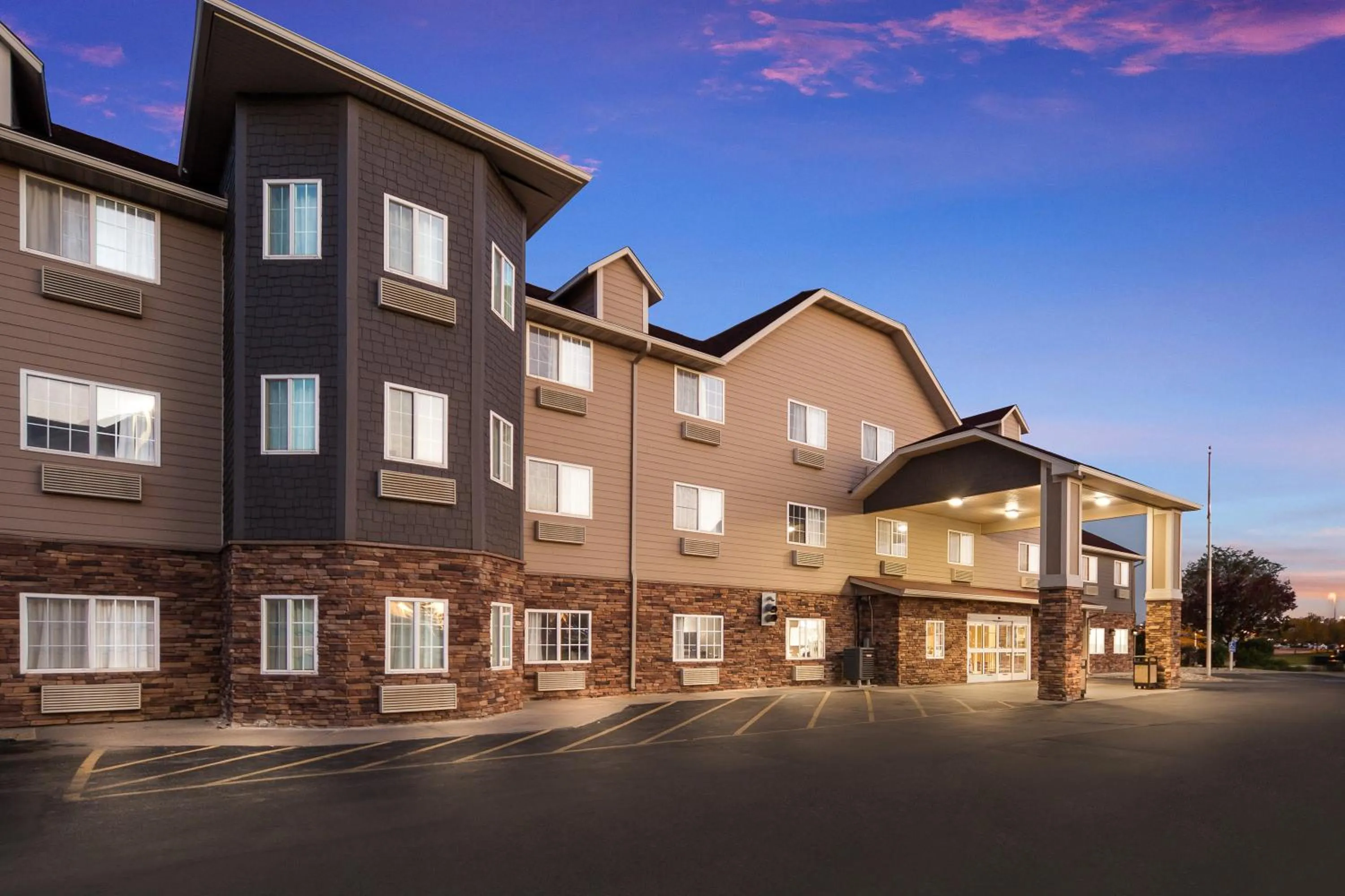 Property building in Red Roof Inn & Suites Omaha - Council Bluffs