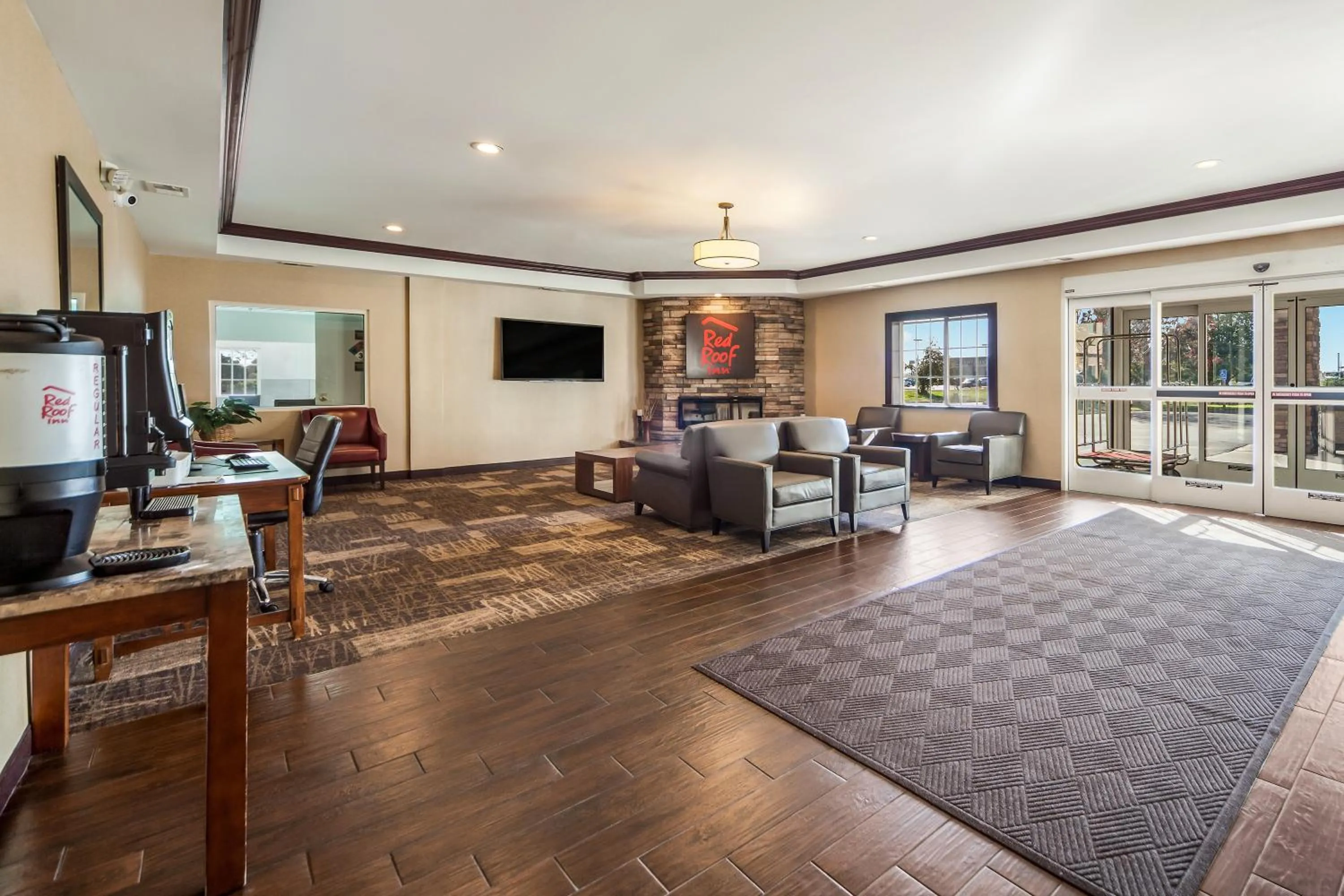 Lobby or reception in Red Roof Inn & Suites Omaha - Council Bluffs
