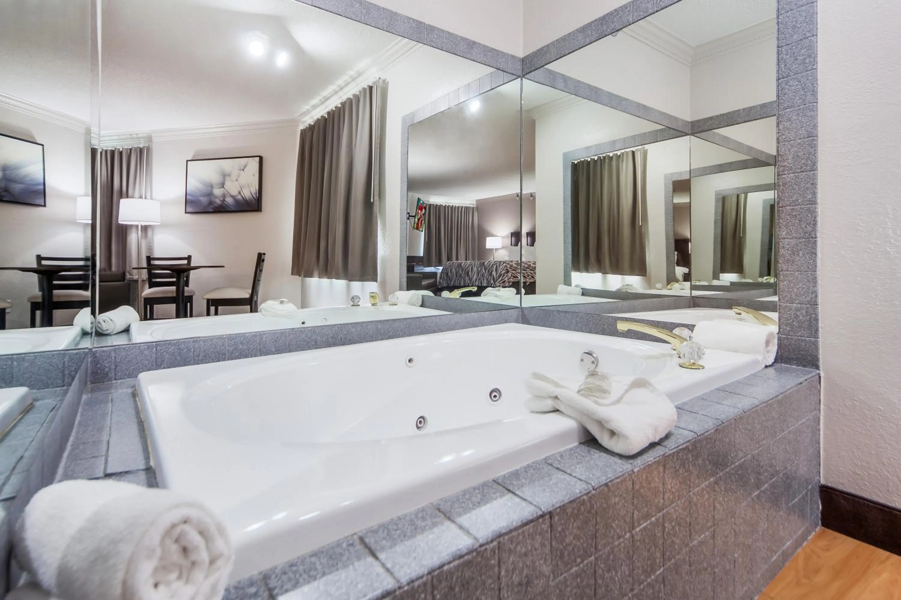 Photo of the whole room, Bed in Red Roof Inn & Suites Omaha - Council Bluffs