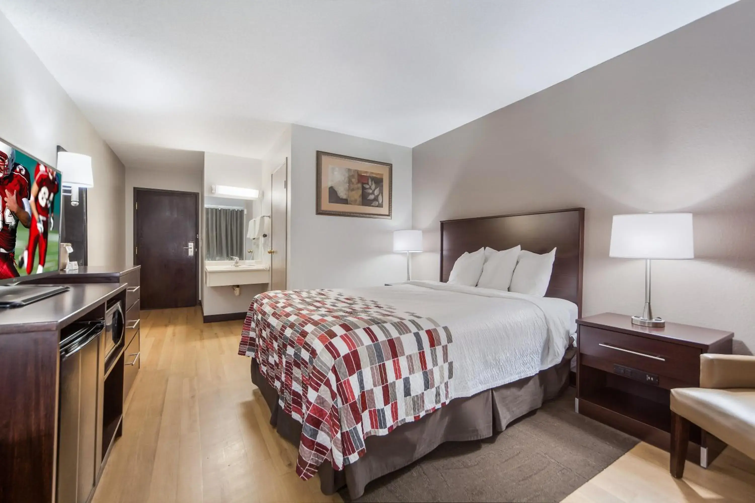 Deluxe Room with One Queen Bed Disability Access Roll-In Shower Smoke Free in Red Roof Inn & Suites Omaha - Council Bluffs Deluxe Room with One Queen Bed Disability Access Roll-In Shower Smoke Free in Red Roof Inn & Suites Omaha - Council Bluffs