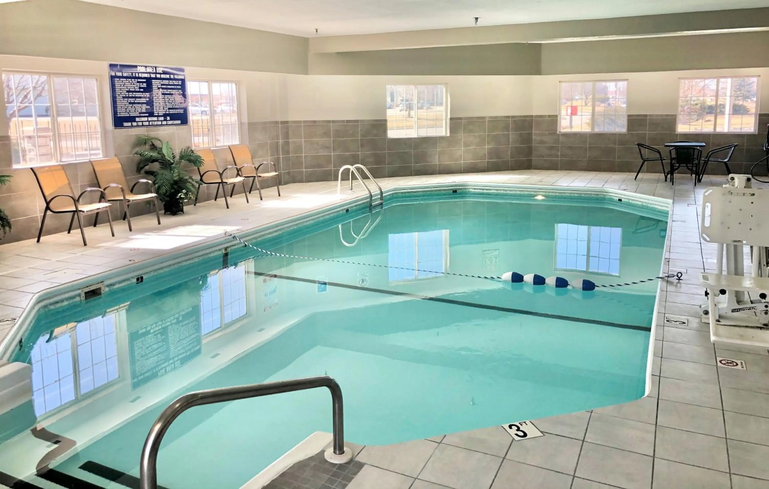 Swimming pool in Red Roof Inn & Suites Omaha - Council Bluffs