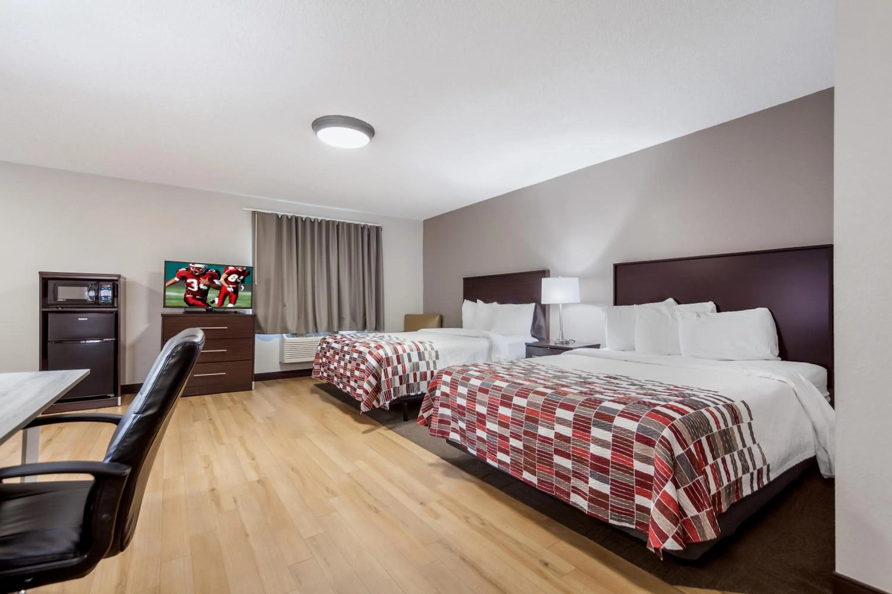 Photo of the whole room, Bed in Red Roof Inn & Suites Omaha - Council Bluffs