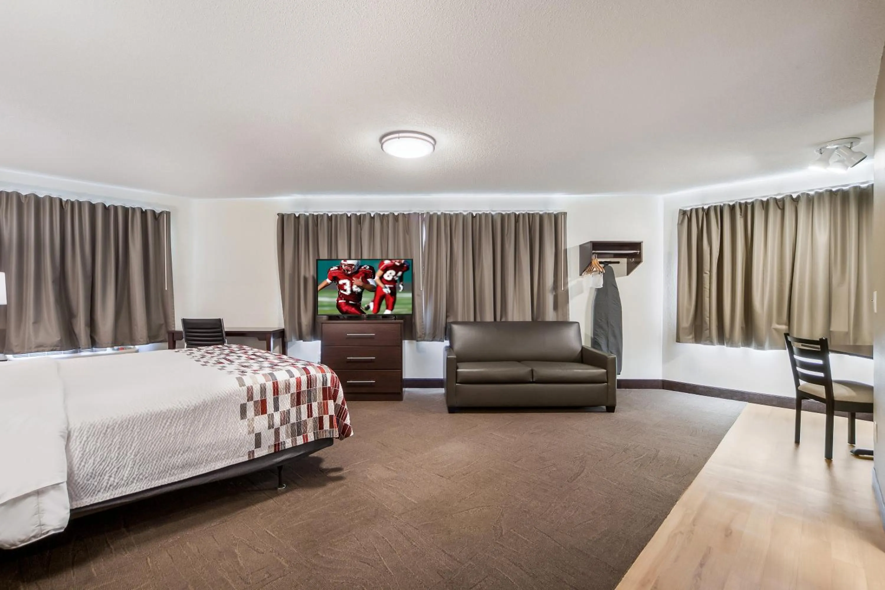 Photo of the whole room, Bed in Red Roof Inn & Suites Omaha - Council Bluffs