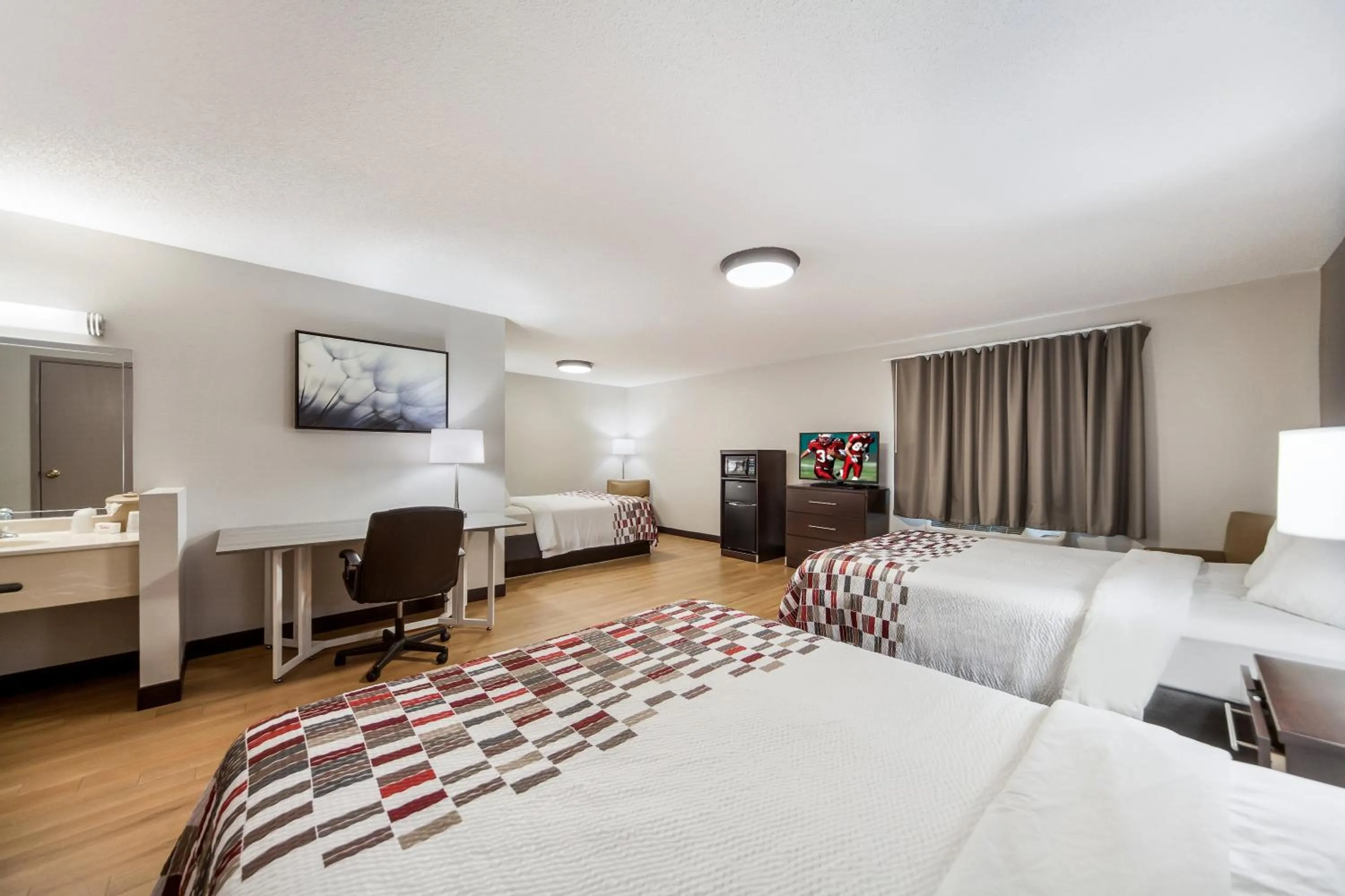 Photo of the whole room, Bed in Red Roof Inn & Suites Omaha - Council Bluffs