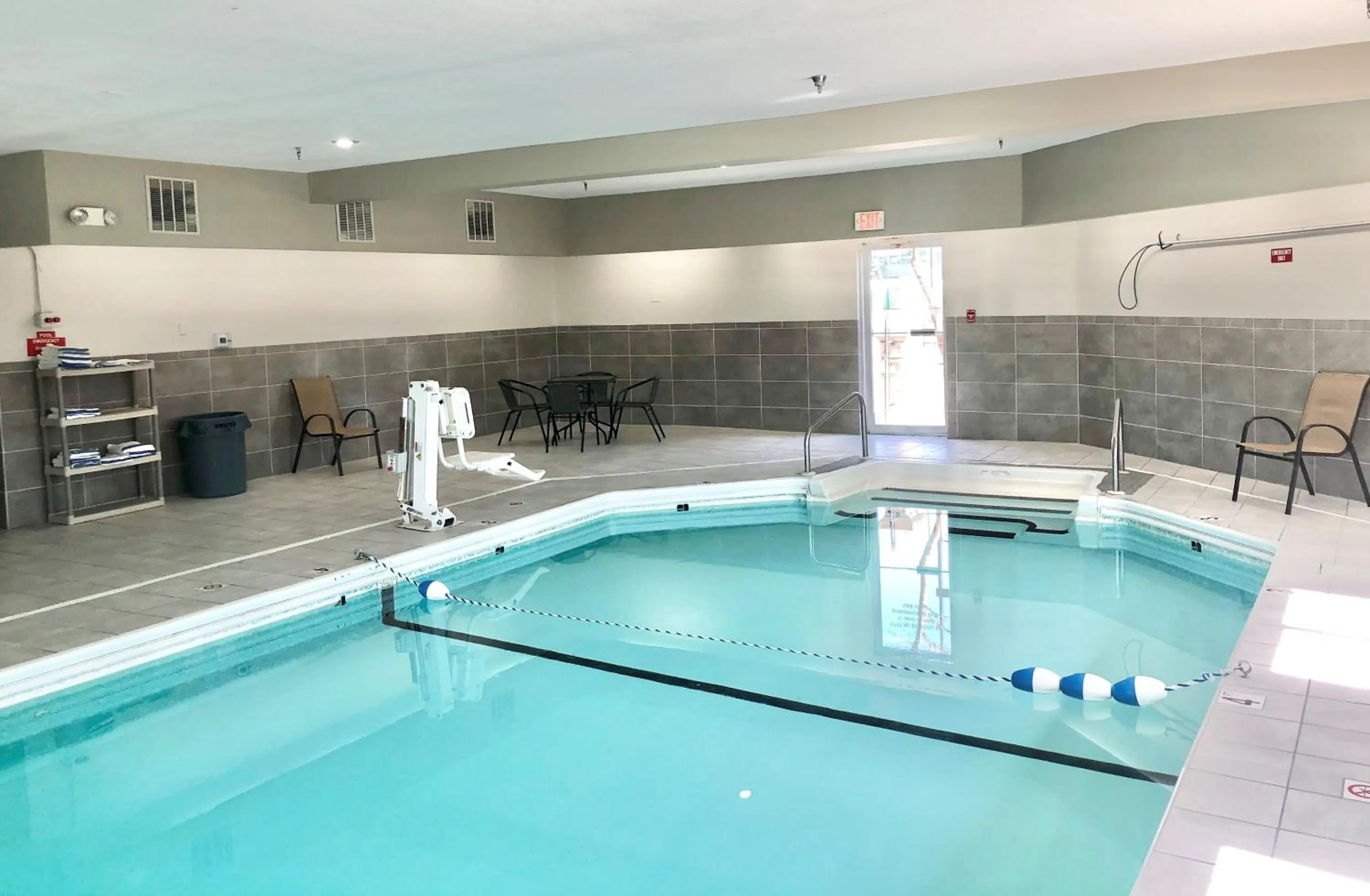 Swimming pool in Red Roof Inn & Suites Omaha - Council Bluffs