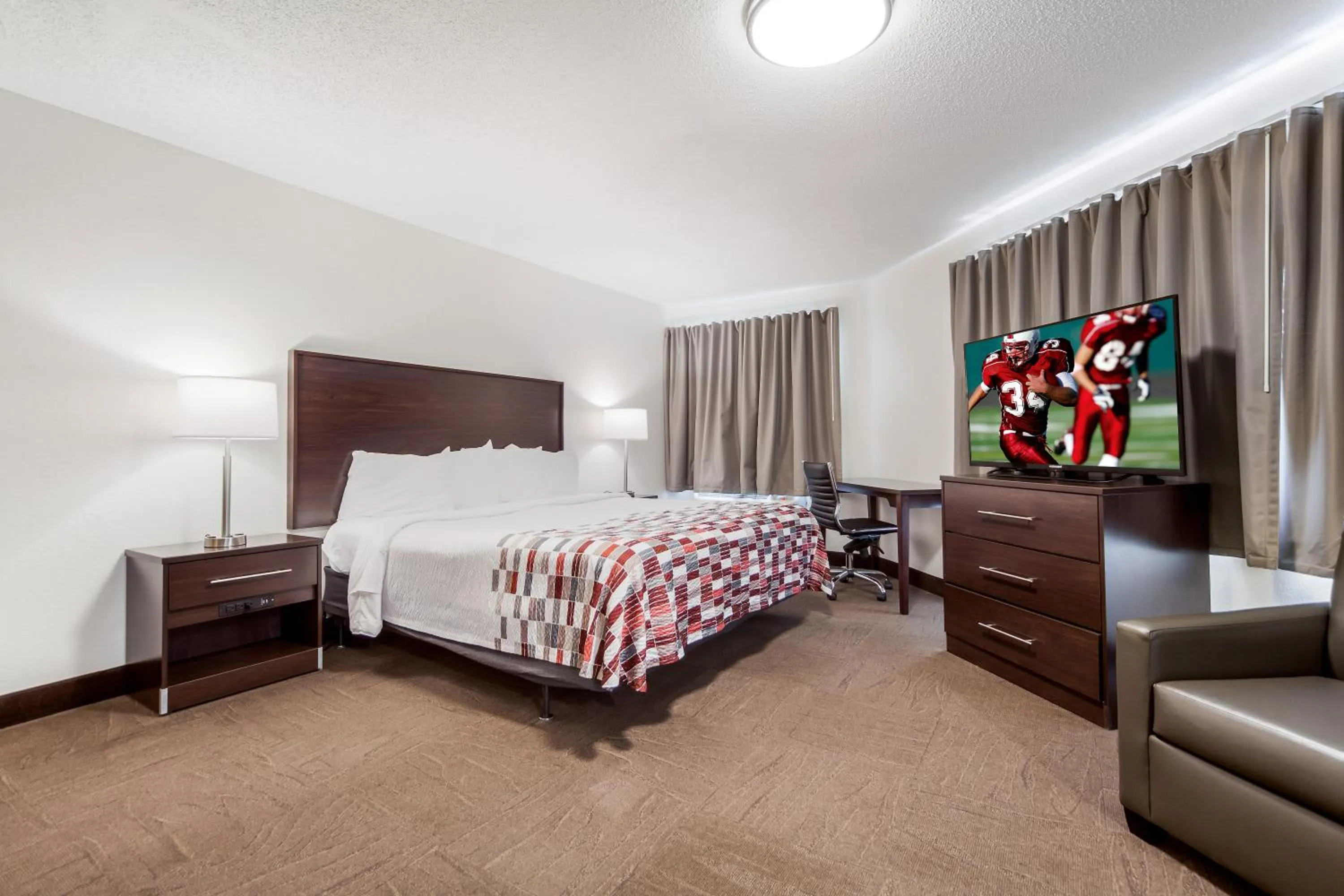 Photo of the whole room, Bed in Red Roof Inn & Suites Omaha - Council Bluffs