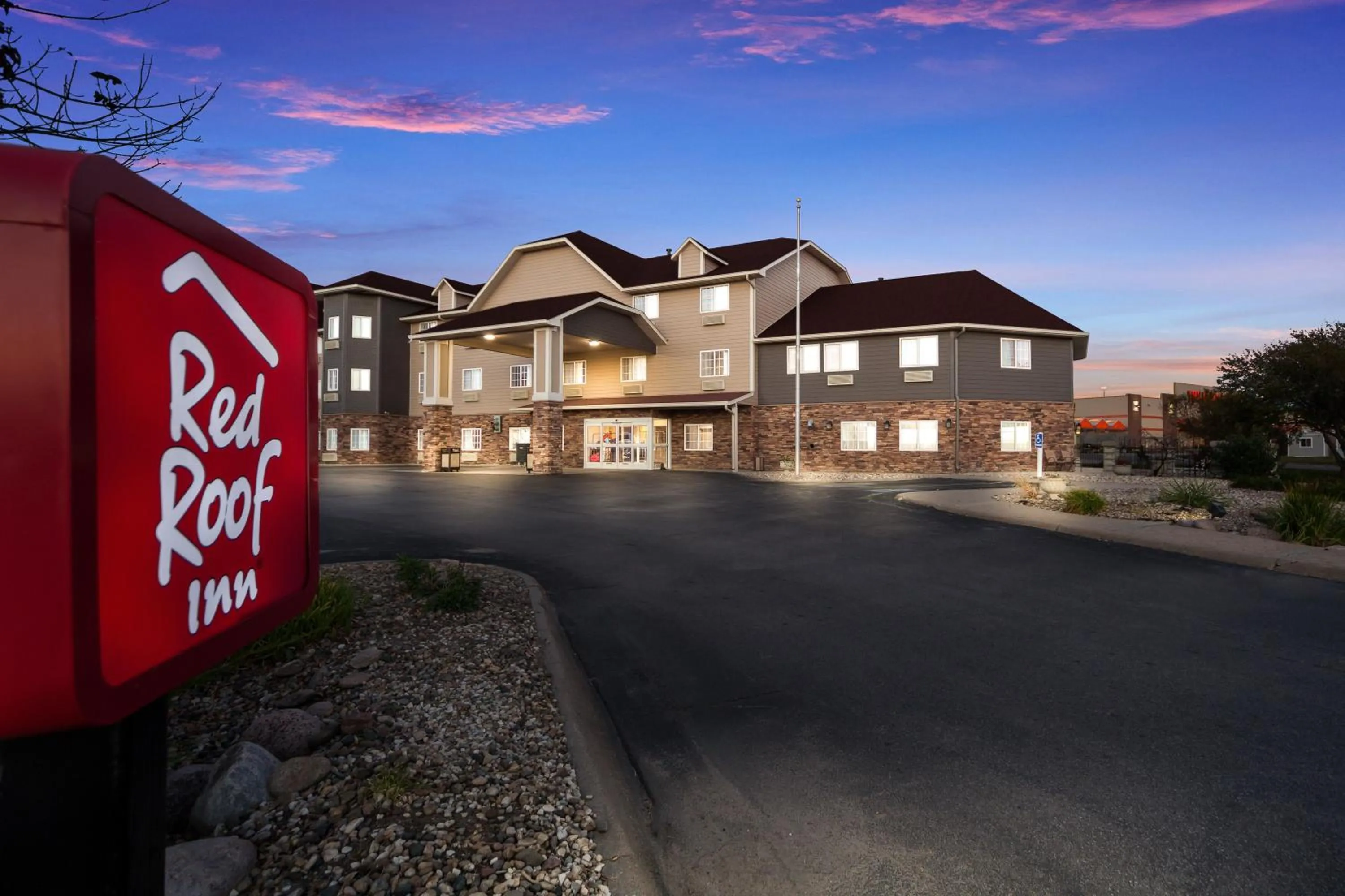 Property building in Red Roof Inn & Suites Omaha - Council Bluffs
