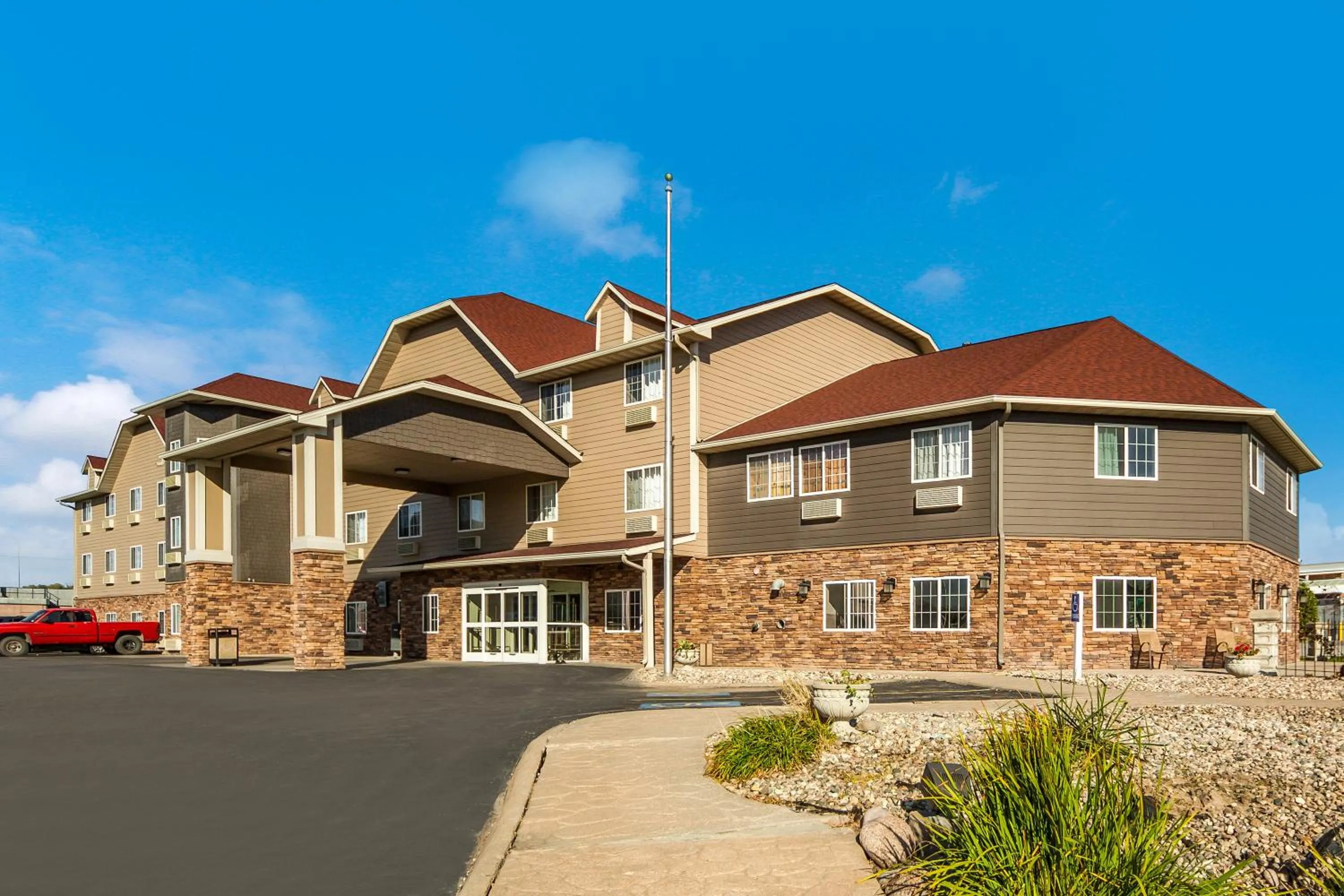 Property building in Red Roof Inn & Suites Omaha - Council Bluffs