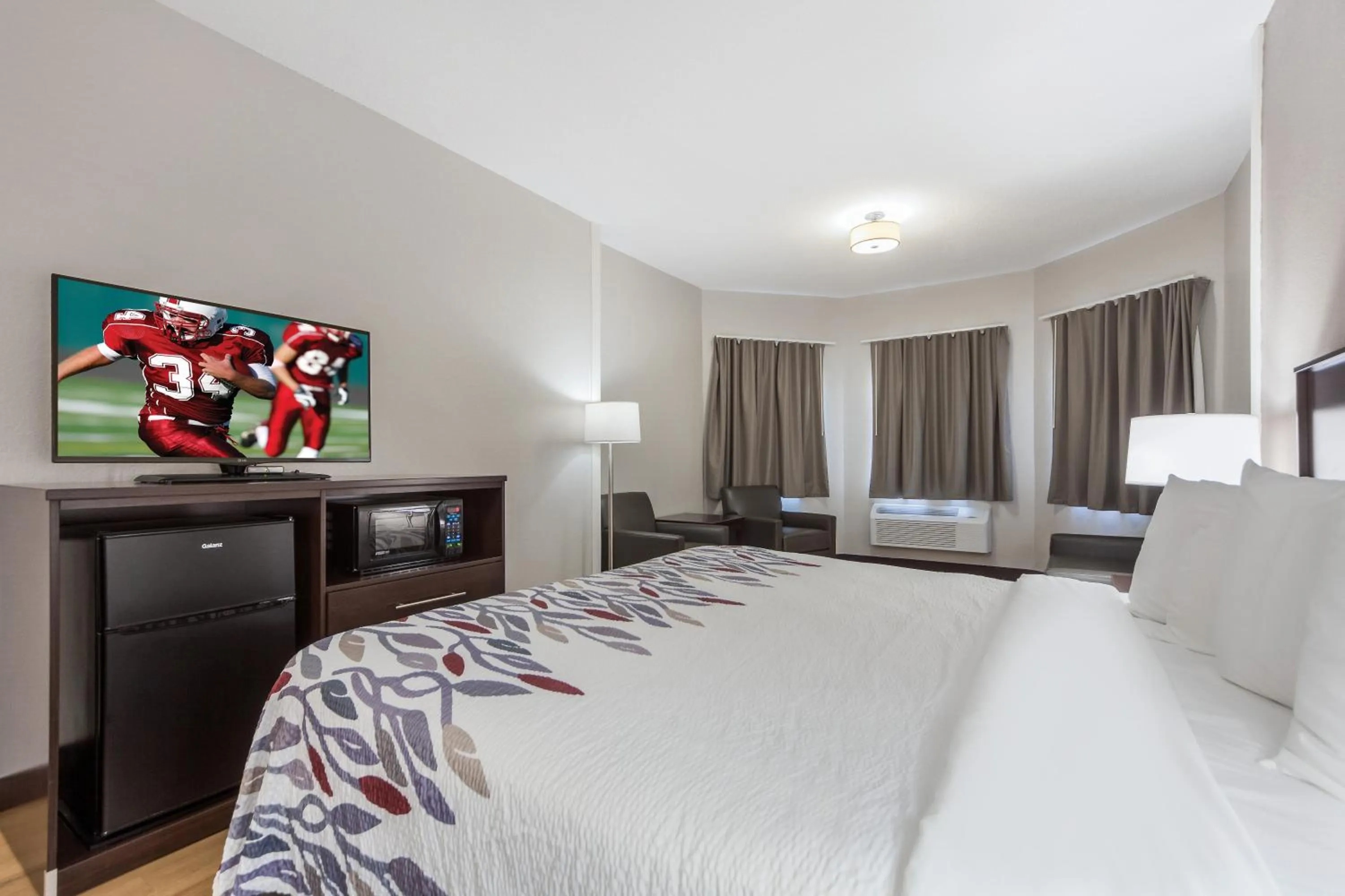 Photo of the whole room, Bed in Red Roof Inn & Suites Omaha - Council Bluffs