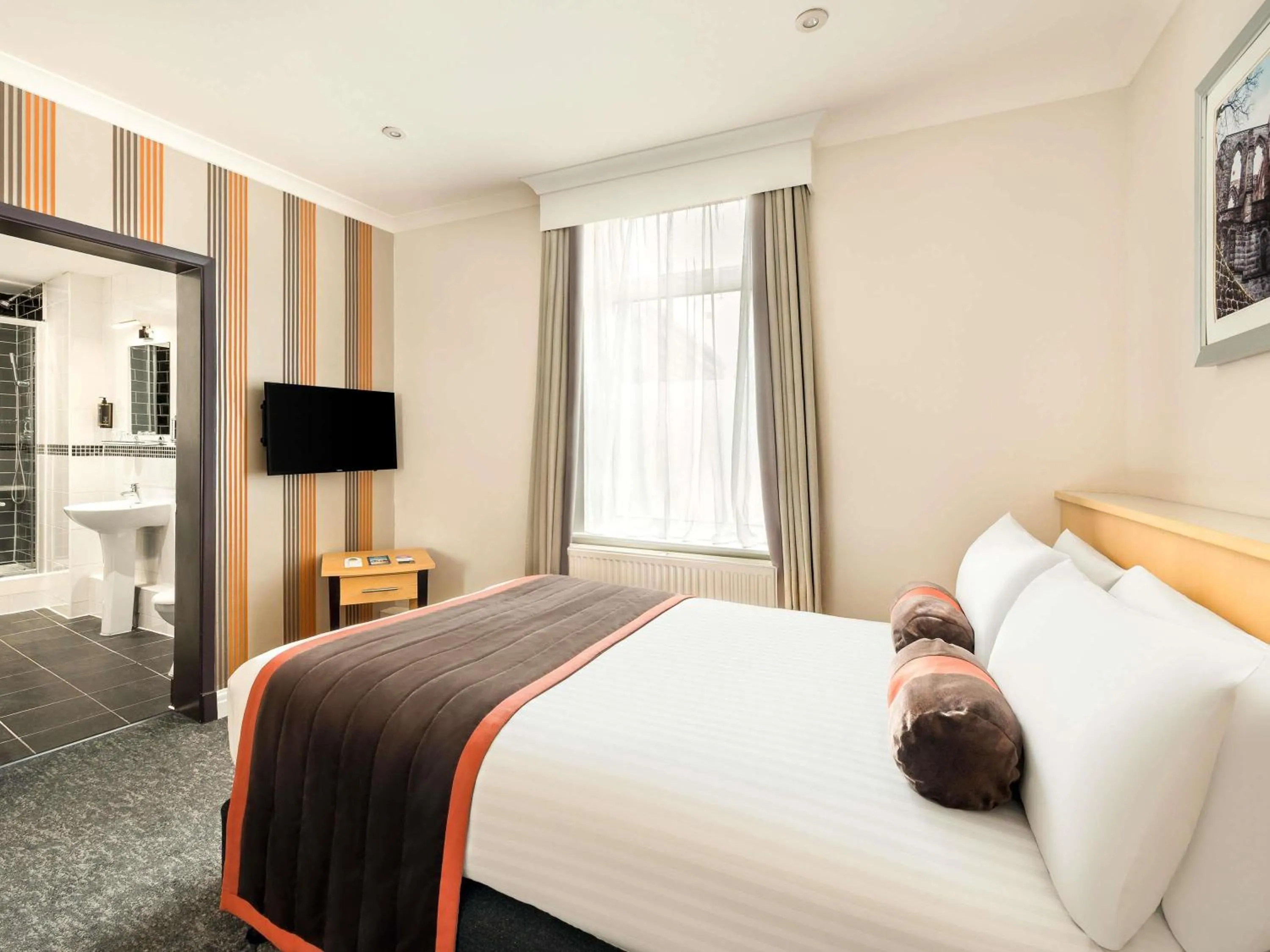 Bedroom, Bed in Mercure Doncaster Centre Danum Hotel