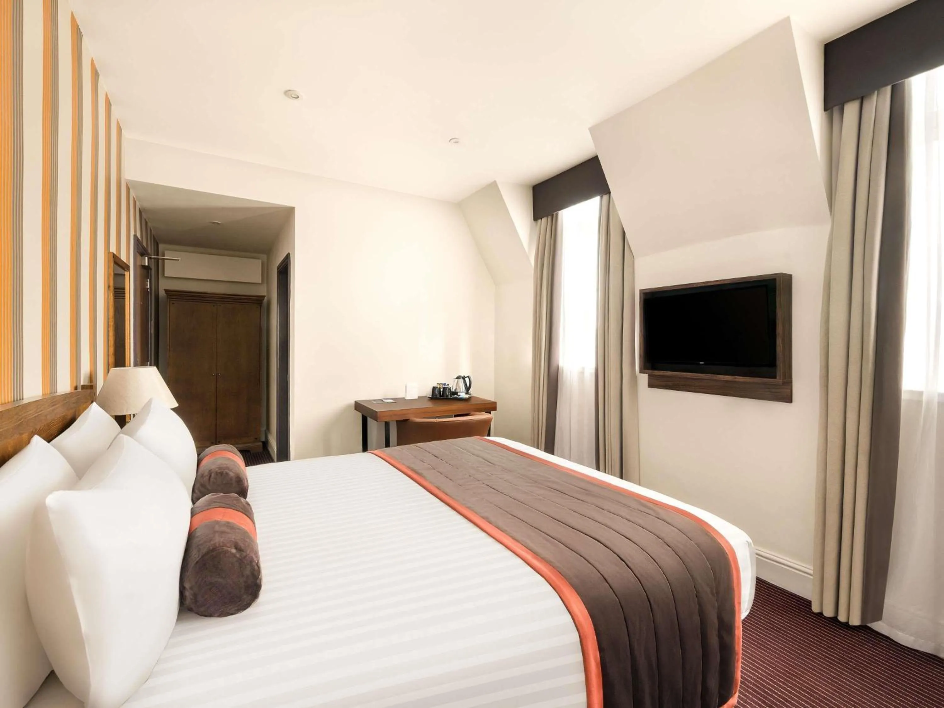 Bedroom, Bed in Mercure Doncaster Centre Danum Hotel
