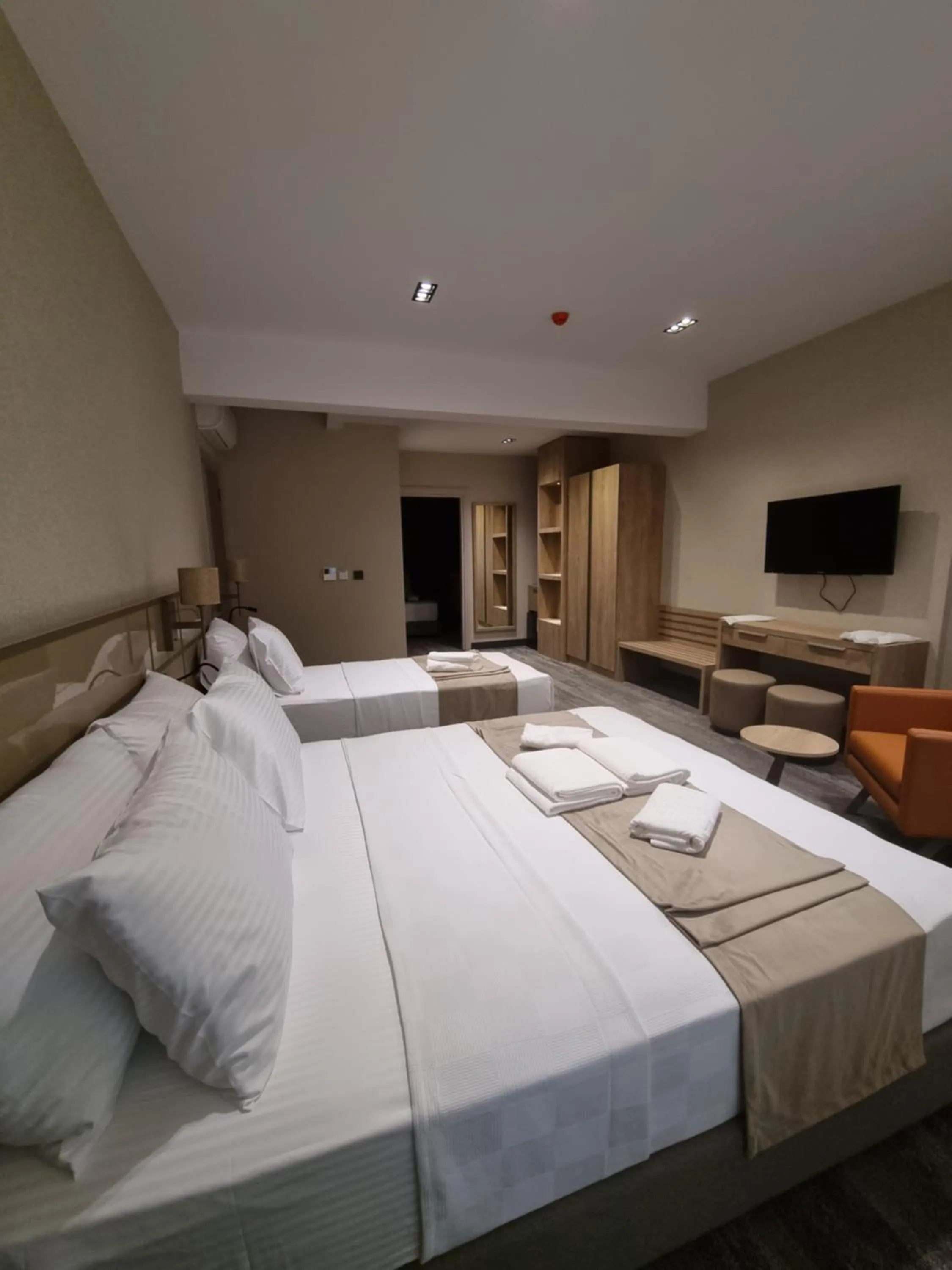 Communal lounge/ TV room, Bed in Hotel Kalfa