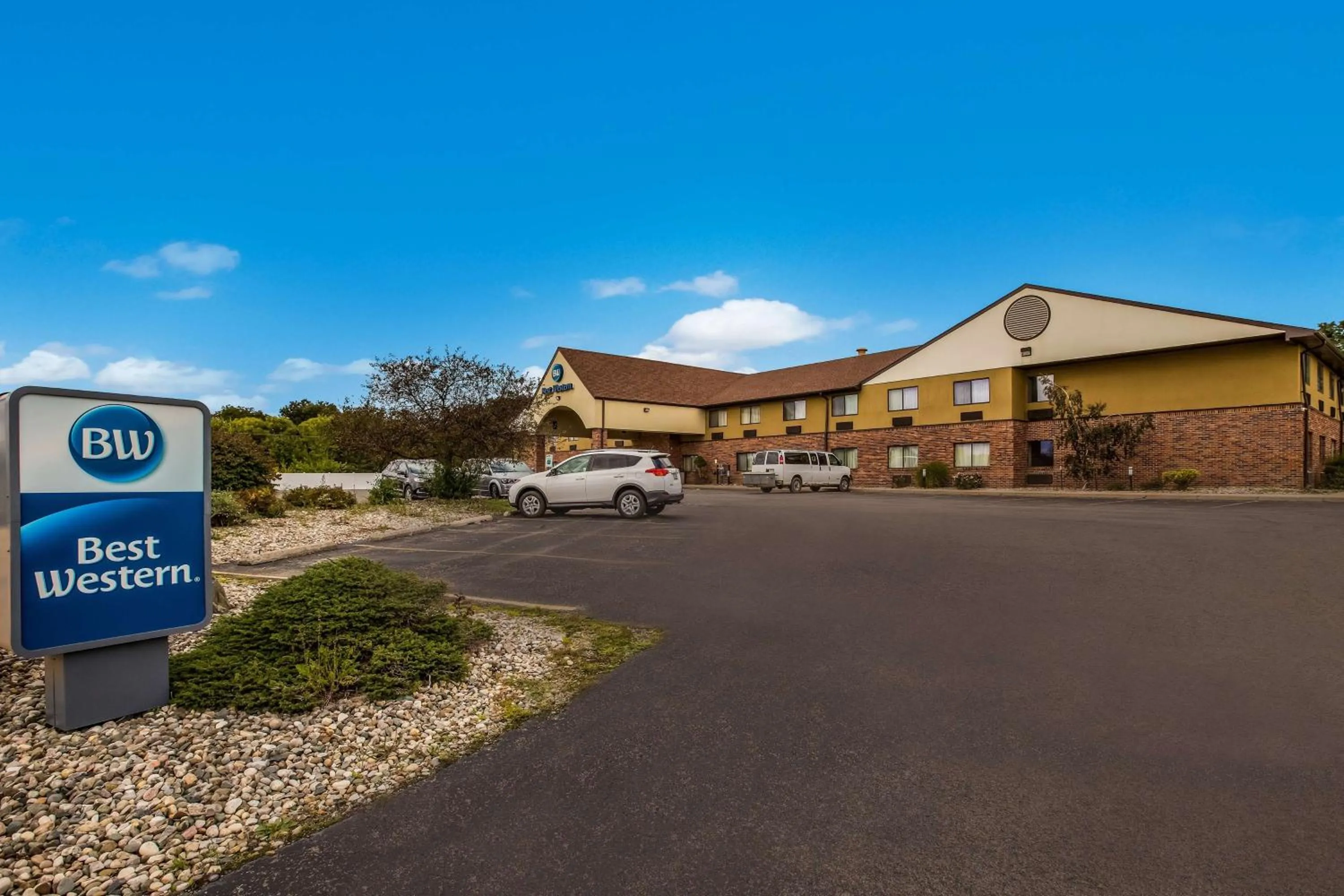 Property building in Best Western Kendallville Inn