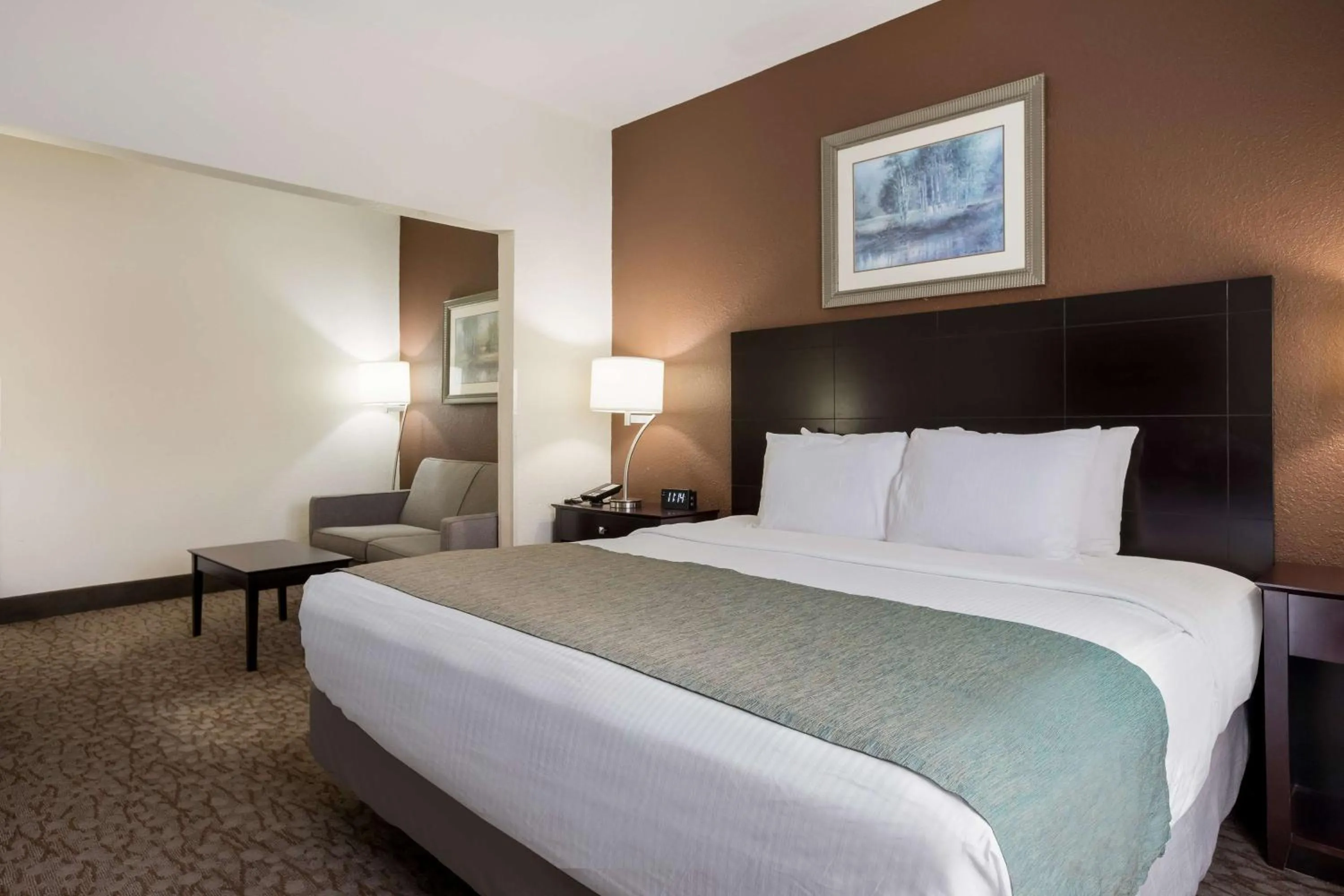 Bedroom, Bed in Best Western Kendallville Inn